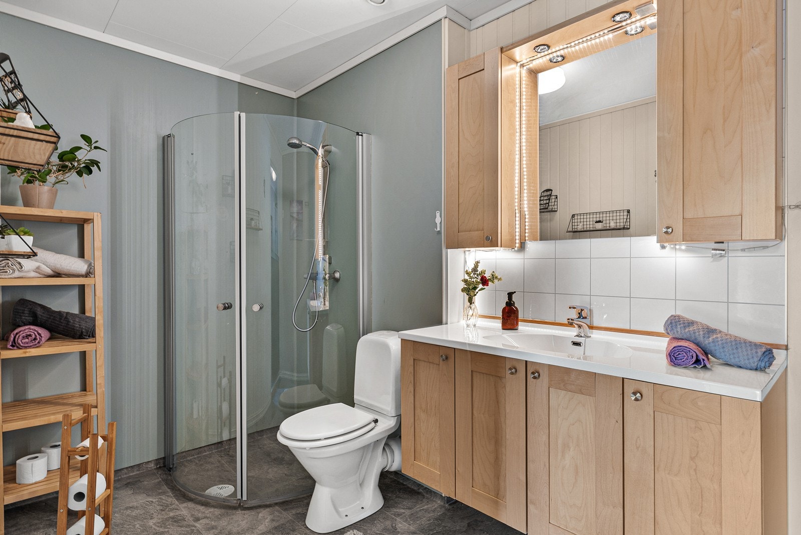 Badet er romslig og praktisk innredet med gode oppbevaringsmuligheter. Galleribilde