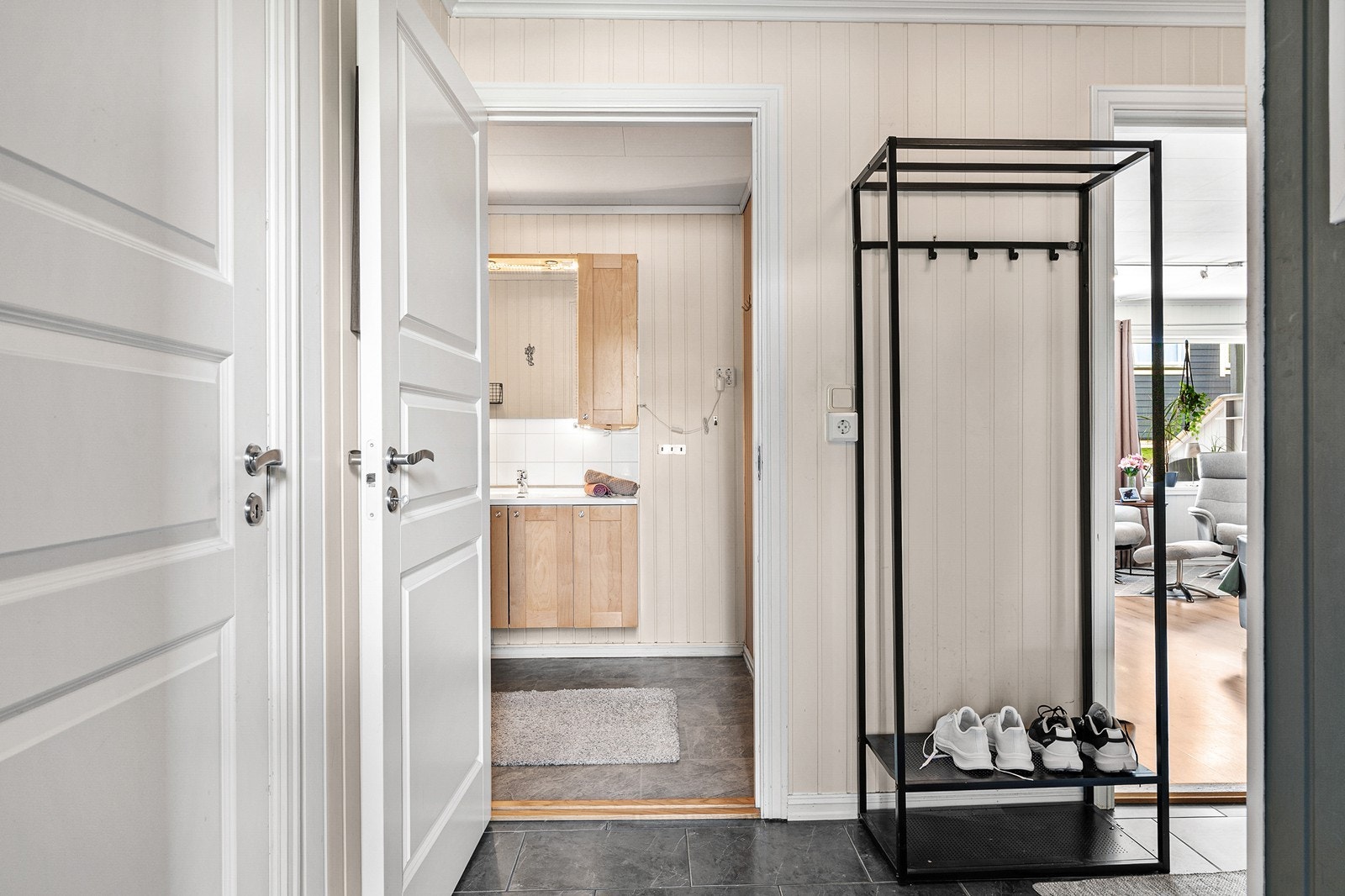Romslig entré/gang med plass til å henge fra seg yttertøy. Galleribilde