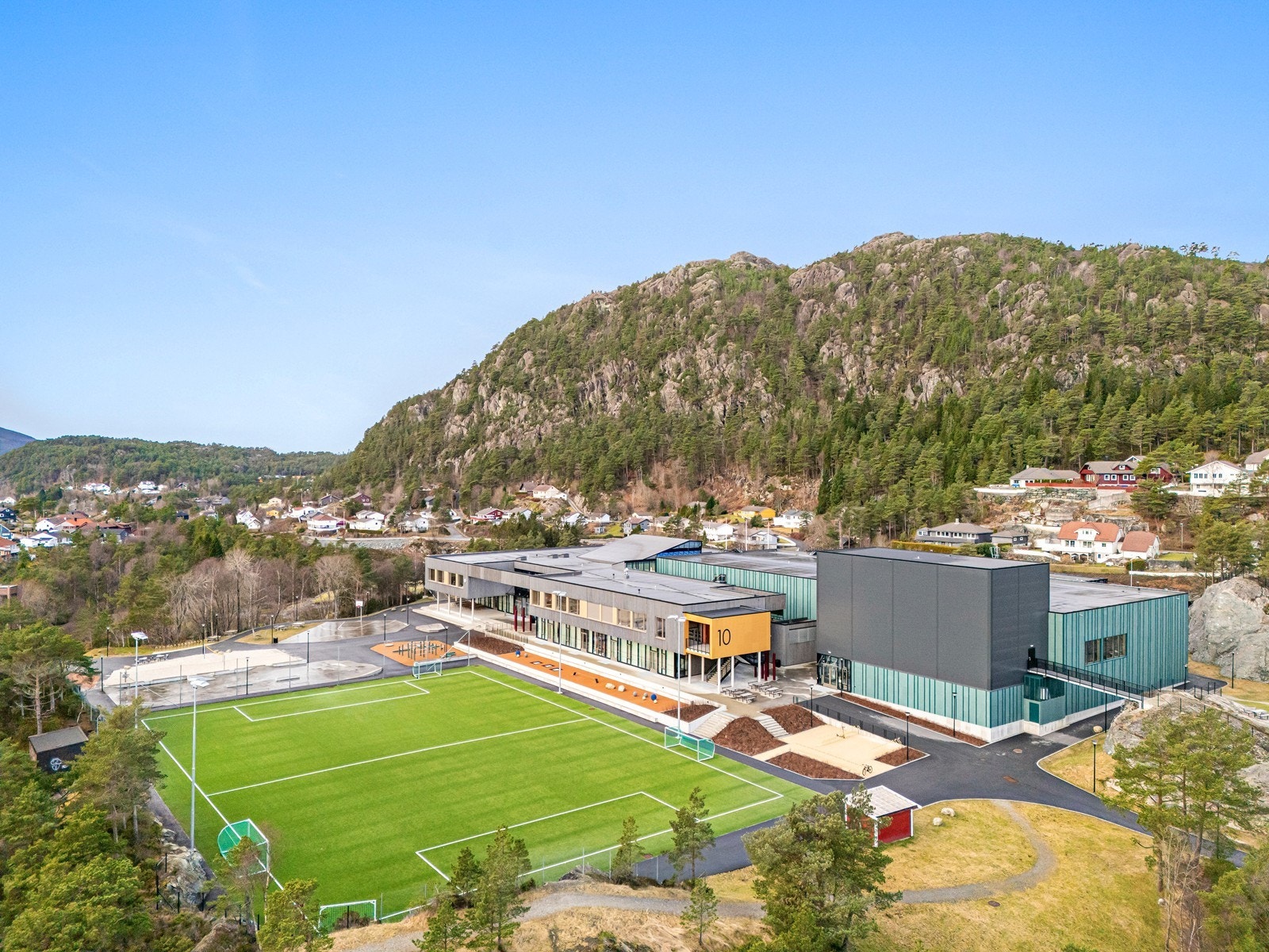 For barnefamilier er beliggenheten svært gunstig, med kort vei til både barnehage, skole og fritidsaktiviteter. Galleribilde
