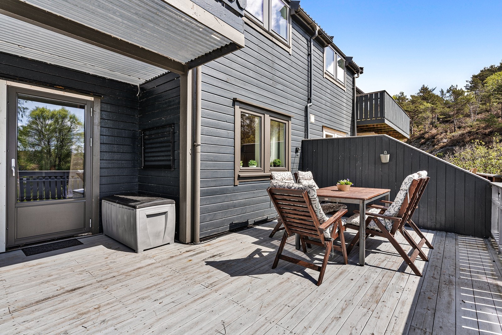 Her er det god plass til utemøbler, grill og sosiale sammenkomster. Galleribilde
