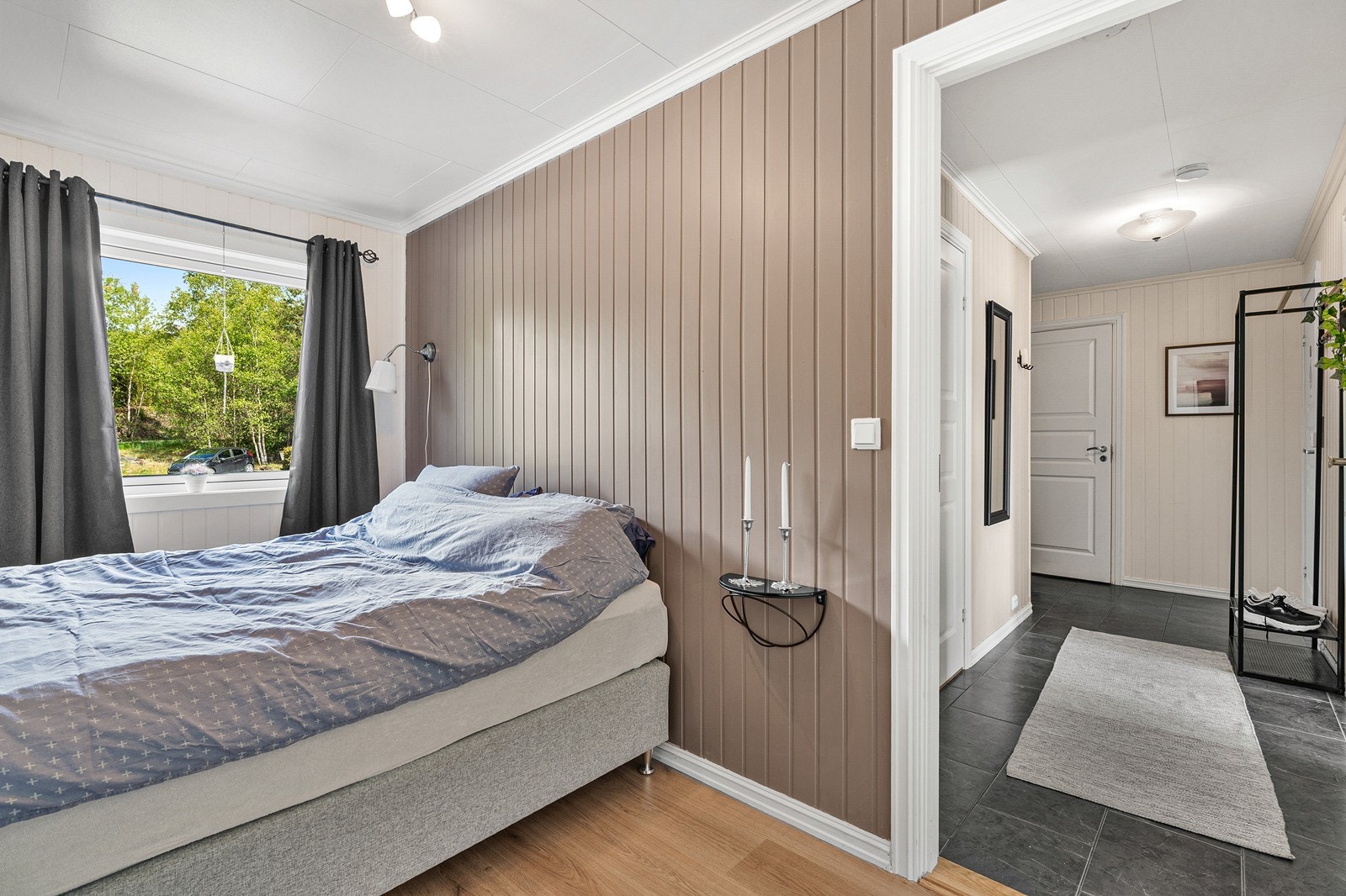 Her er det plass til seng, nattbord og garderobe. Galleribilde