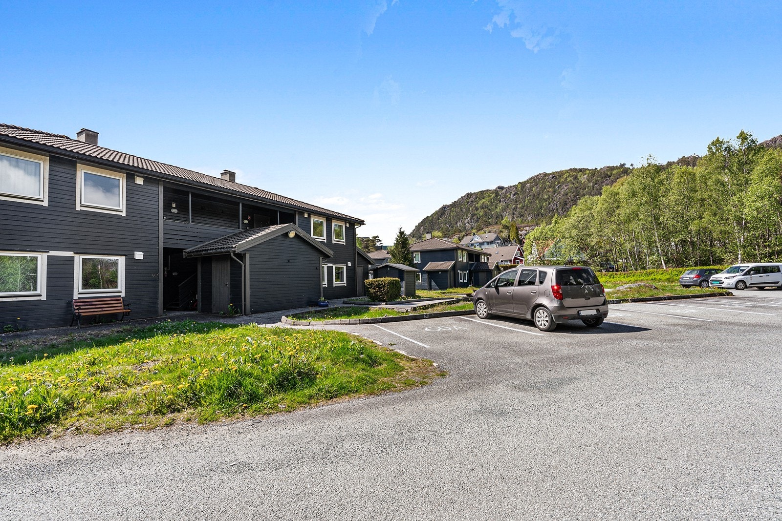 Parkeringsplass rett ved inngangspartiet. Galleribilde