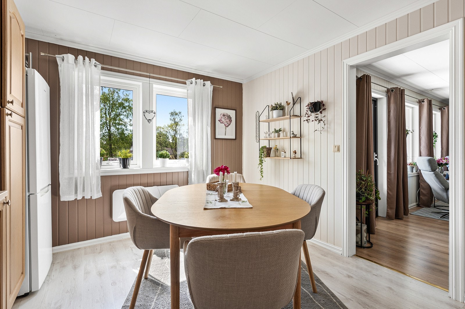Den romslige planløsningen gir plass til et stort spisebord. Galleribilde