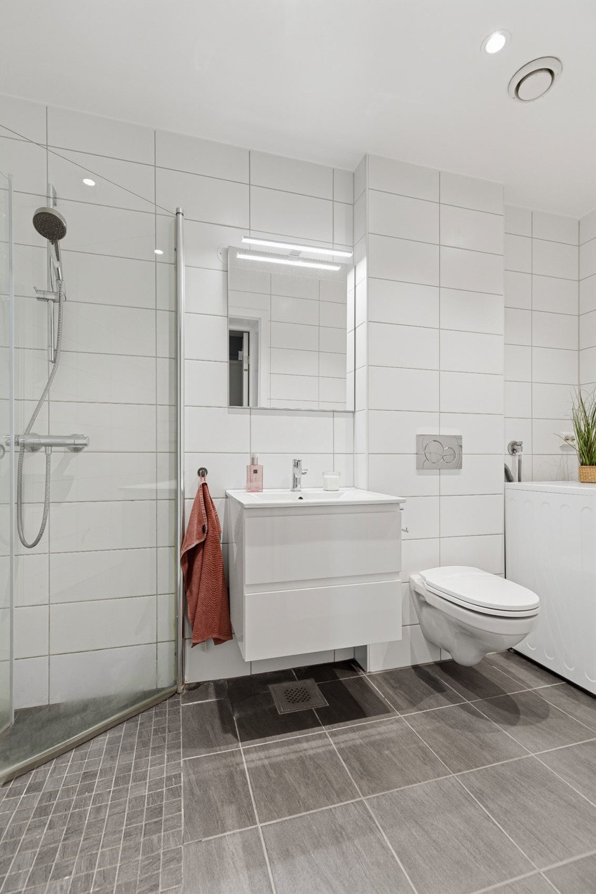 Pent flislagt bad, renovert i 2017 Galleribilde
