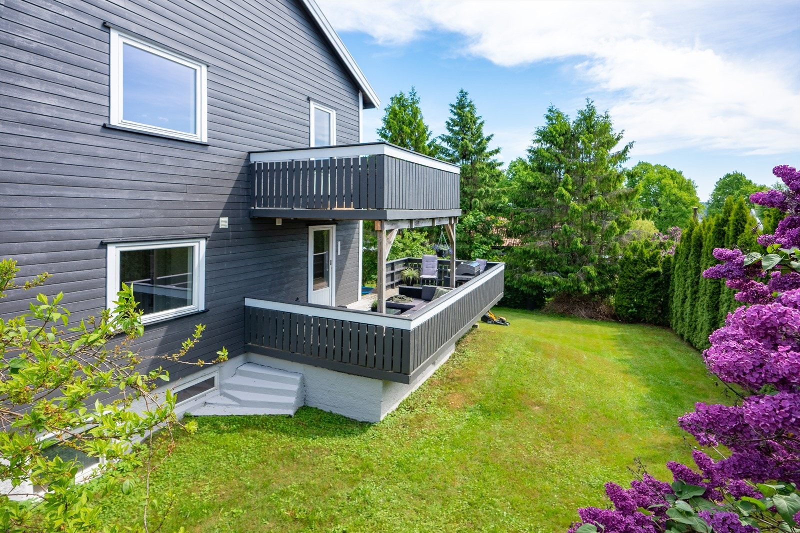 Boligen har gode uteplasser i begge etasjer, med veranda i 2. etasje og terrasse i 1. etasje. Galleribilde