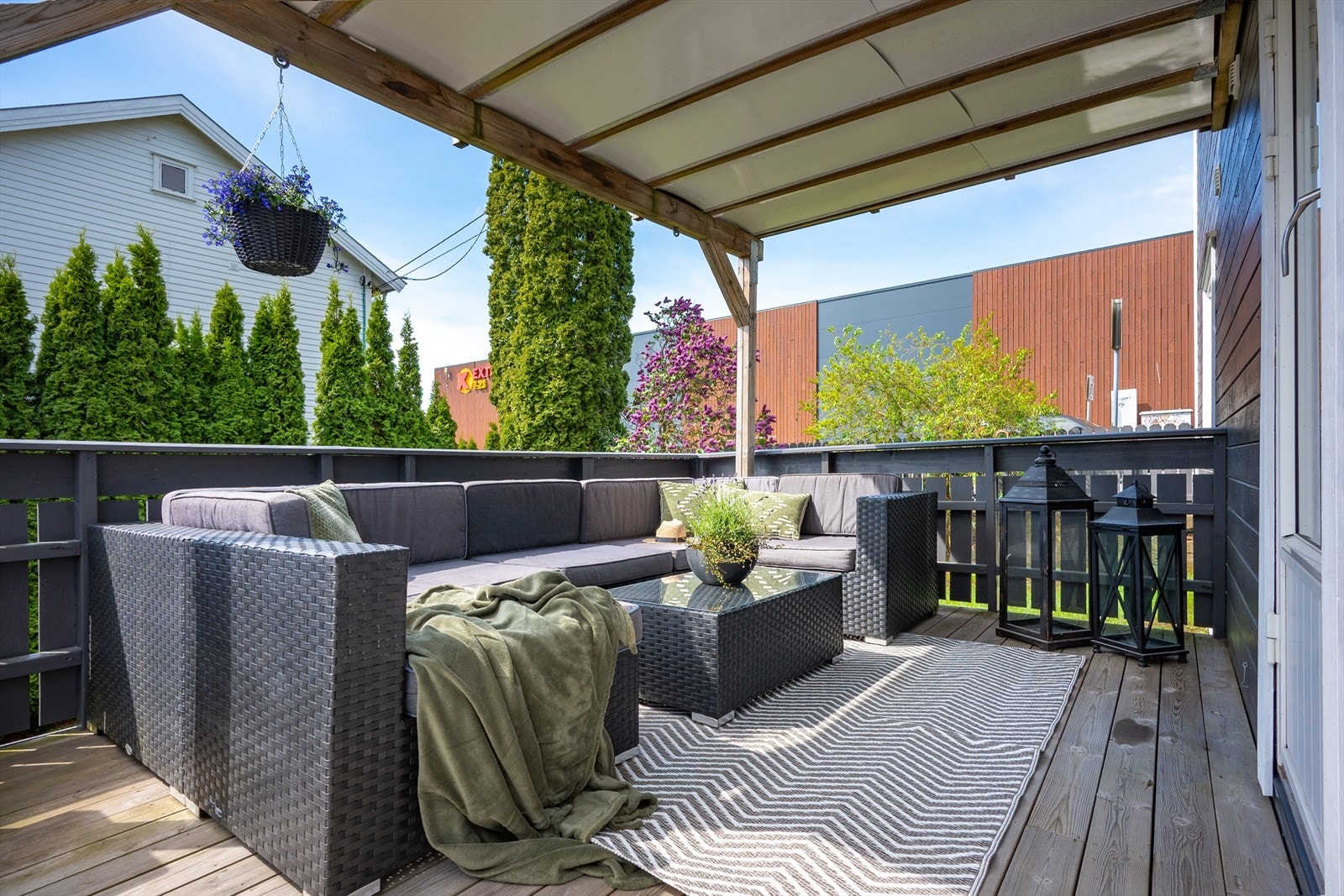 Overbygget fra verandaen i 2. etasje, som gir god le for både vær og vind. Galleribilde