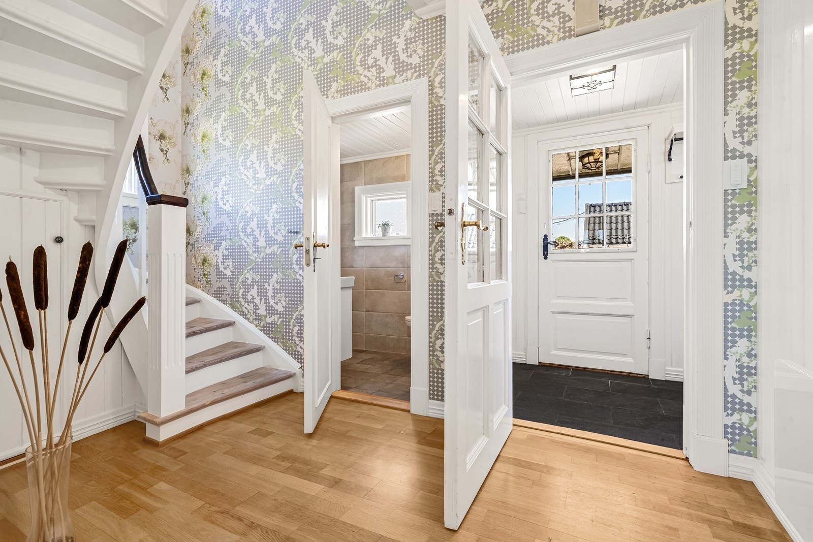I gangen innenfor binder en malt tretrapp etasjene elegant sammen, med lagringsplass under. Galleribilde