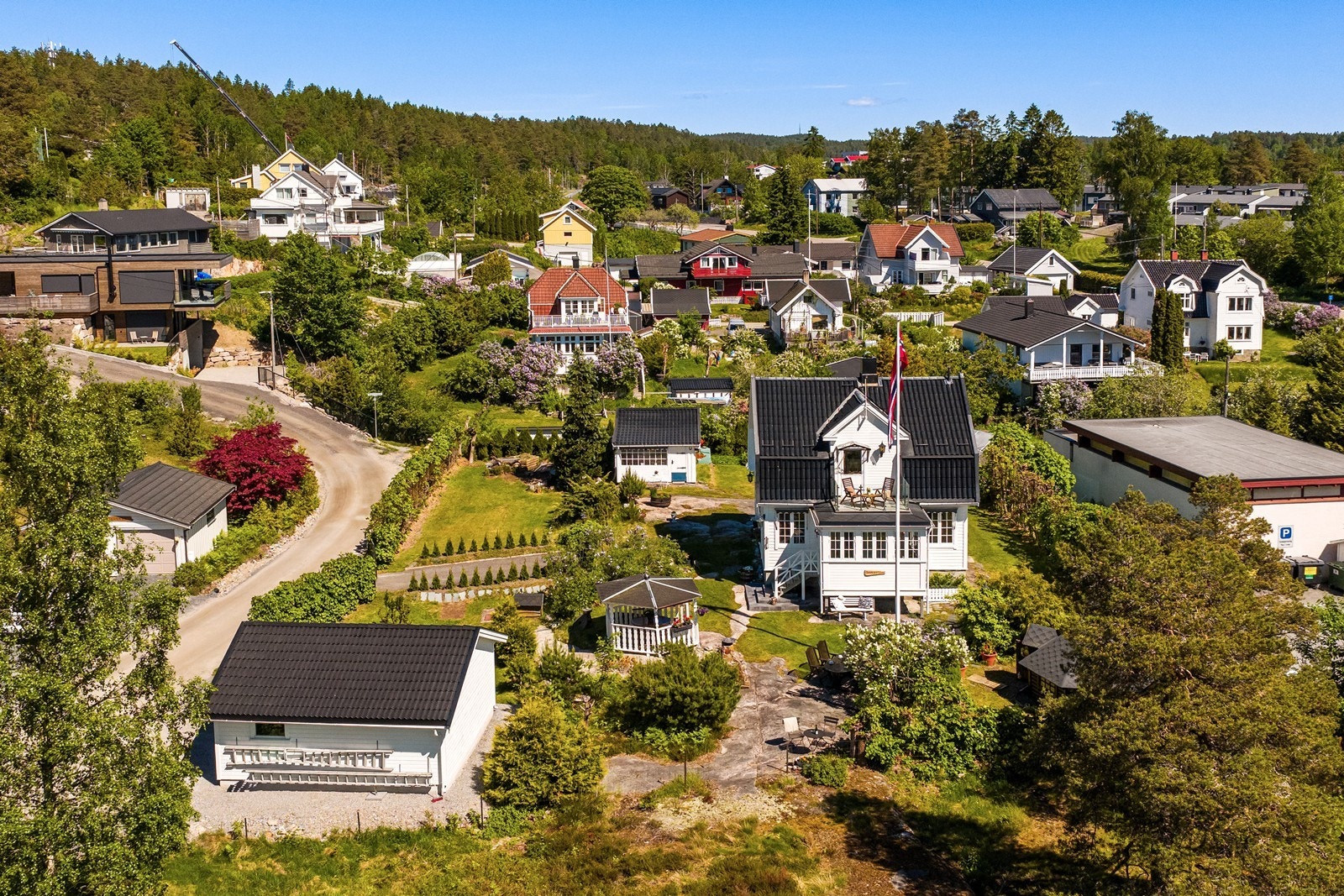 "Bakkelien" er en sjarmerende eiendom fra 1926 med en herlig kombinasjon av tidløs eleganse og moderne komfort. Galleribilde