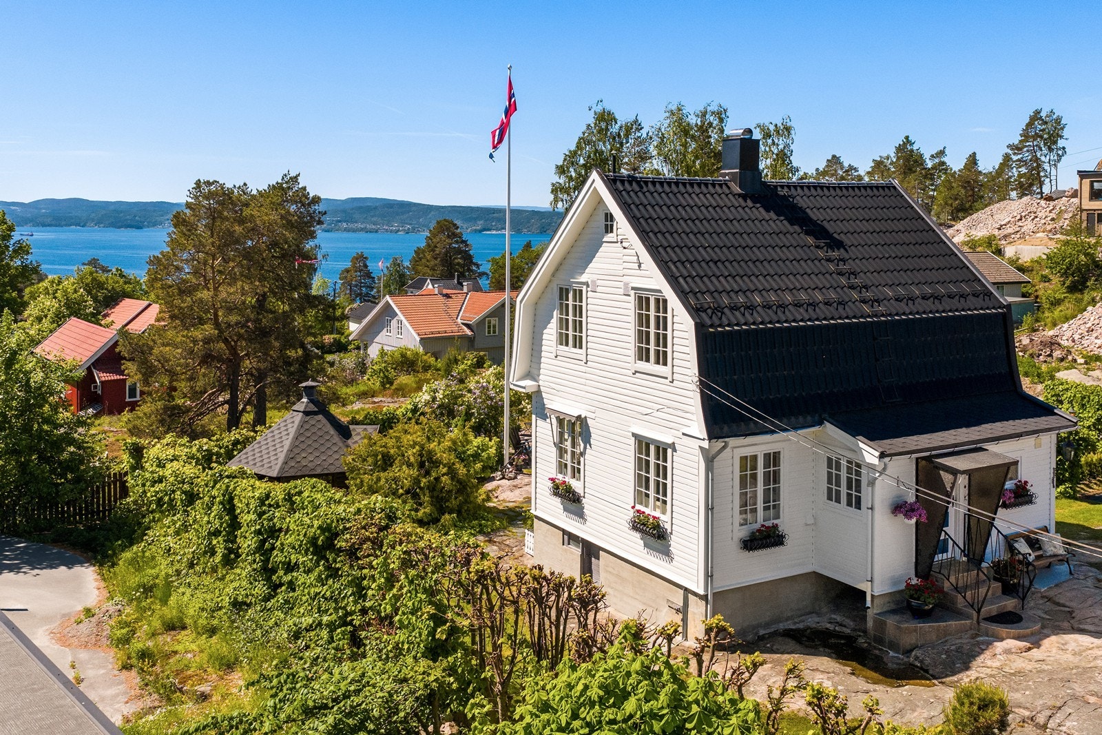 Eneboligen i Mansardstil kombinerer estetisk klassisk arkitektur med praktisk utnyttelse av loftsetasjen. Galleribilde