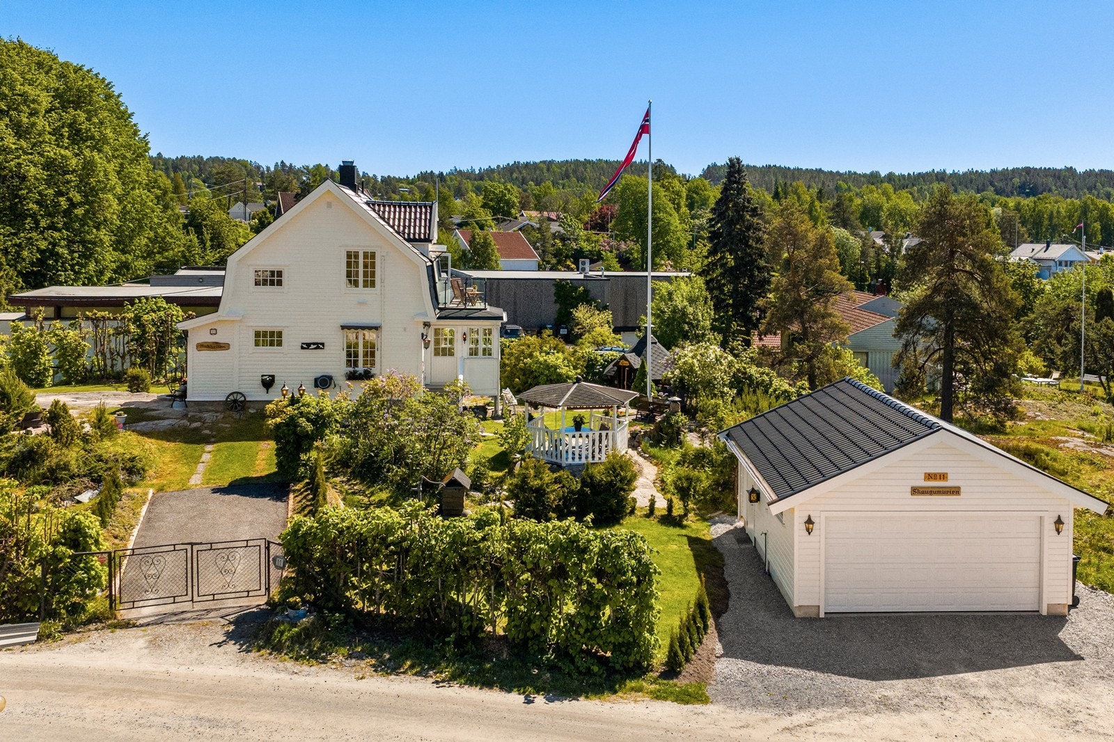 Parkering gjøres enkelt i garasje med elbillader, på gruslagt gårdsplass og på asfaltert parti innenfor port. Galleribilde