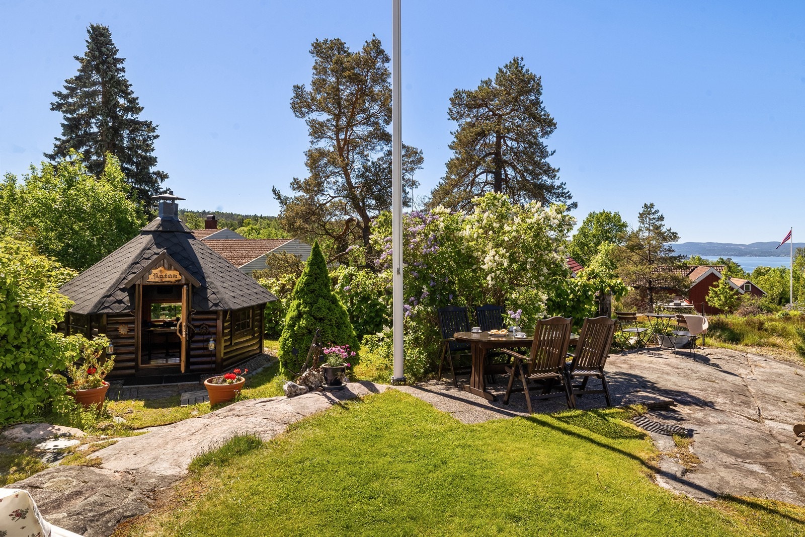 Grillhytta "Kåtan" inviterer til gøyale måltider og gode stunder for alle aldre, og fungerer like godt uansett årstid. Galleribilde