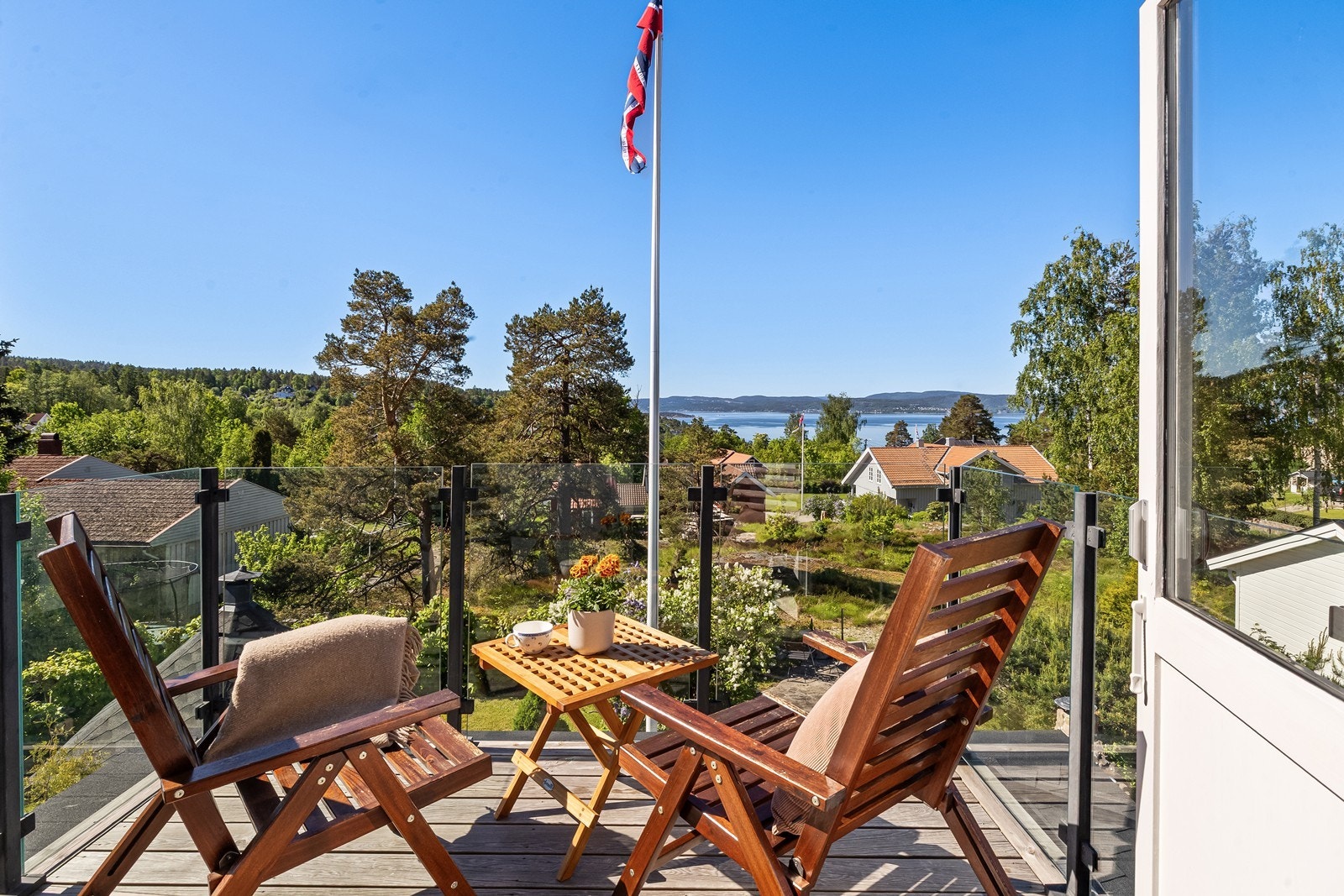 Fra altanen, og etasjen for øvrig, er det nydelig høytliggende utsikt over nærområdet og fjorden i sørvest. Galleribilde