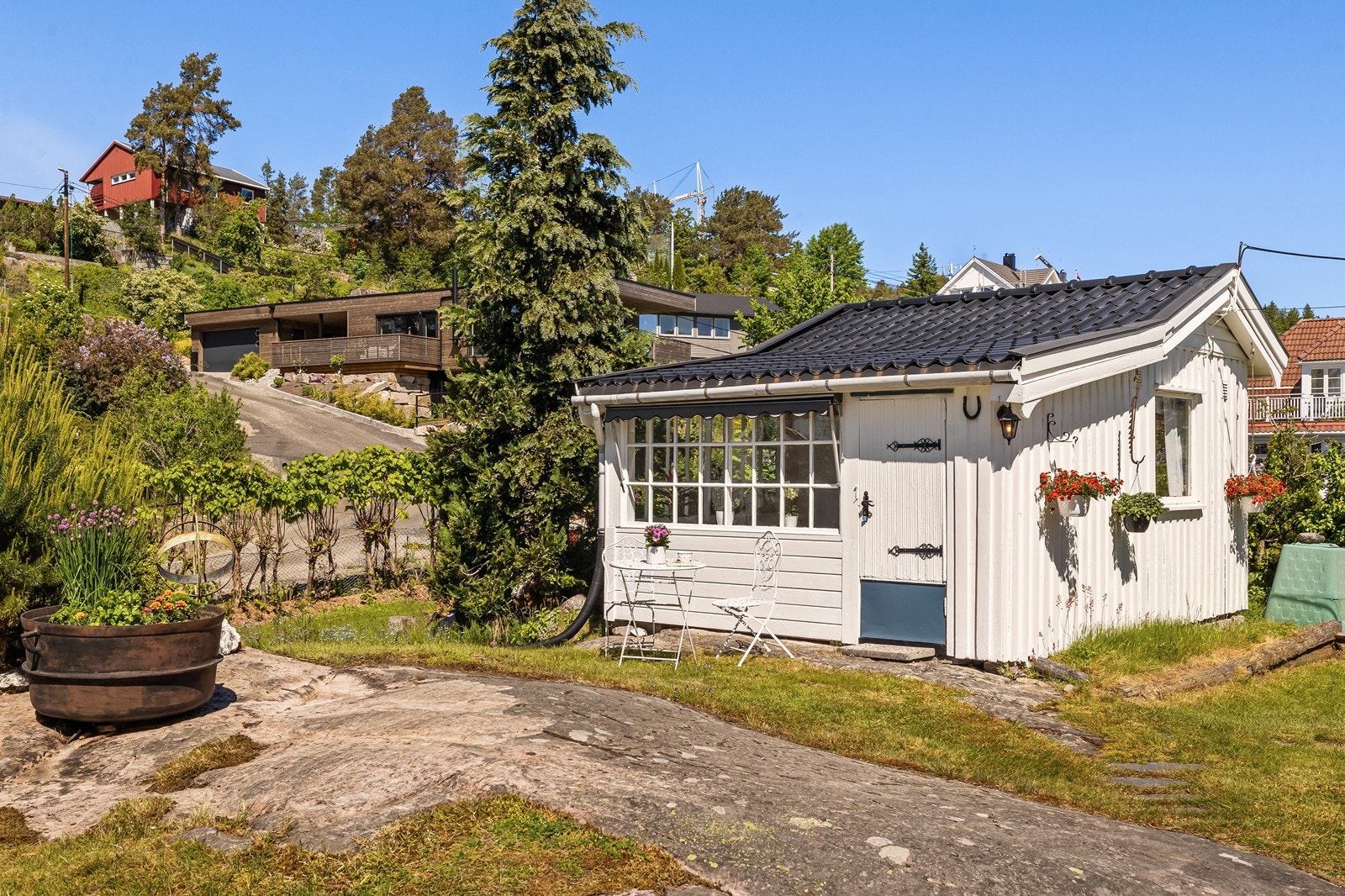 Et frittstående anneks har to rom og innlagt strøm som gir fleksible bruksmuligheter. Galleribilde