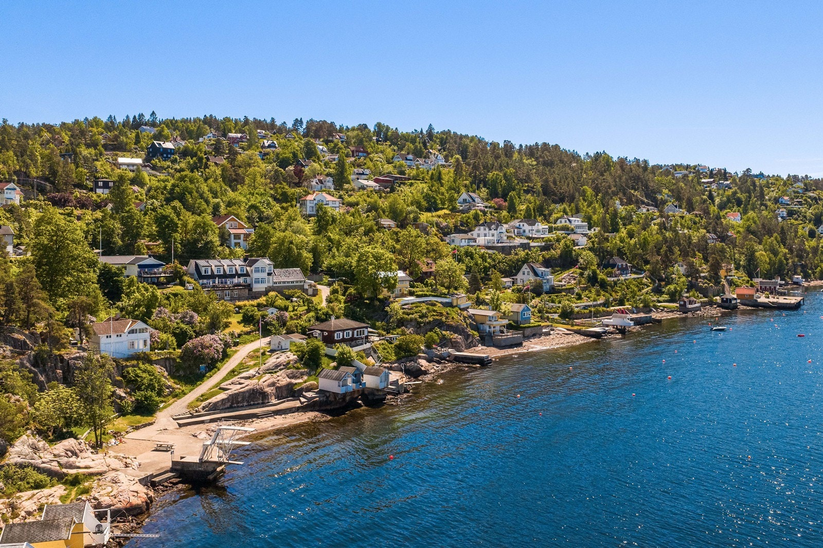 Fjellstrand er et idyllisk område på Nesoddens vestside, kjent for vakker skjærgårdsnatur, skog og sjø. Galleribilde