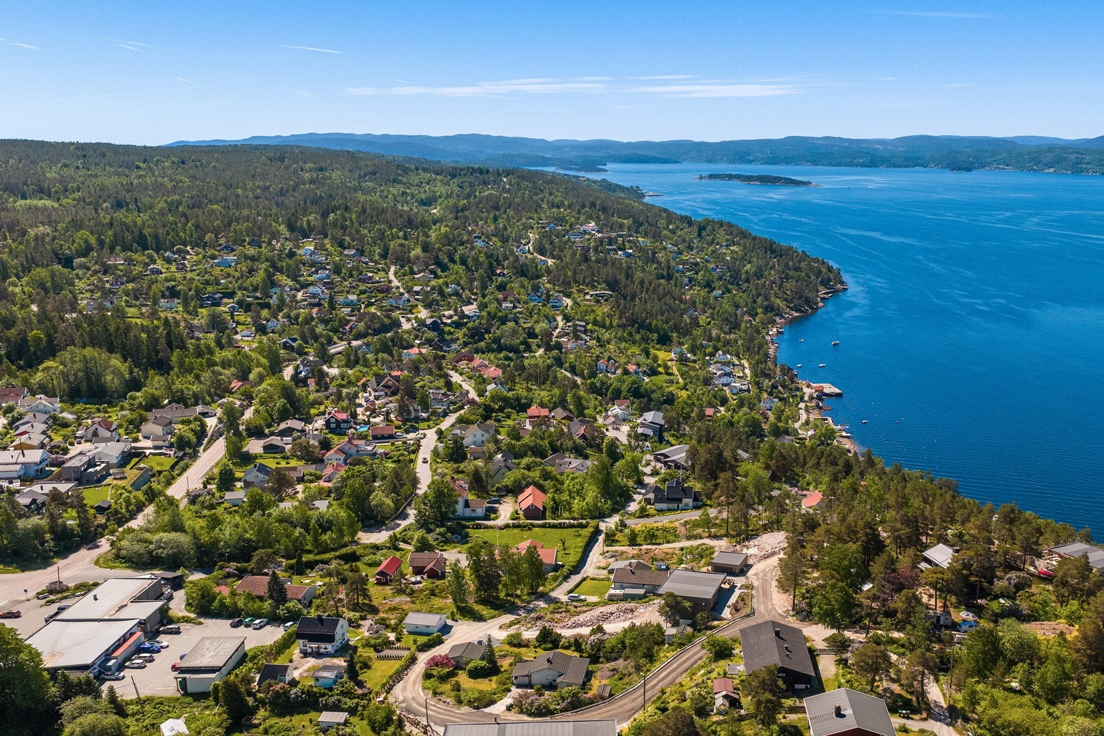 Her er det tur- og friluftsmuligheter både langs kysten og i marka, ca. 1 min. gange til buss og nærbutikken via snarvei. Galleribilde