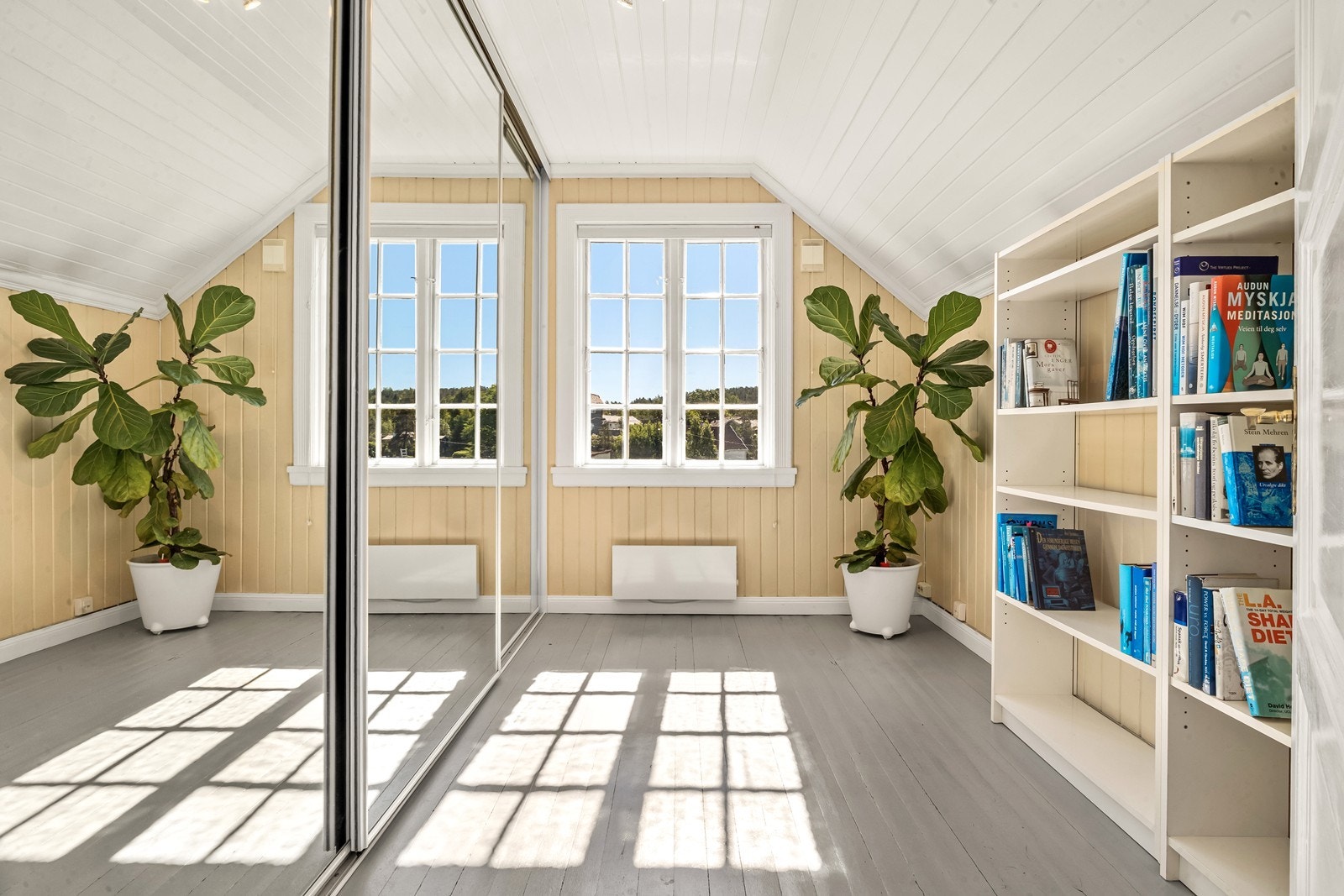 Soverom 2 har adkomst via hovedsoverom og har skyvedørsgarderobe som strekker seg langs med hele den ene veggen. Galleribilde