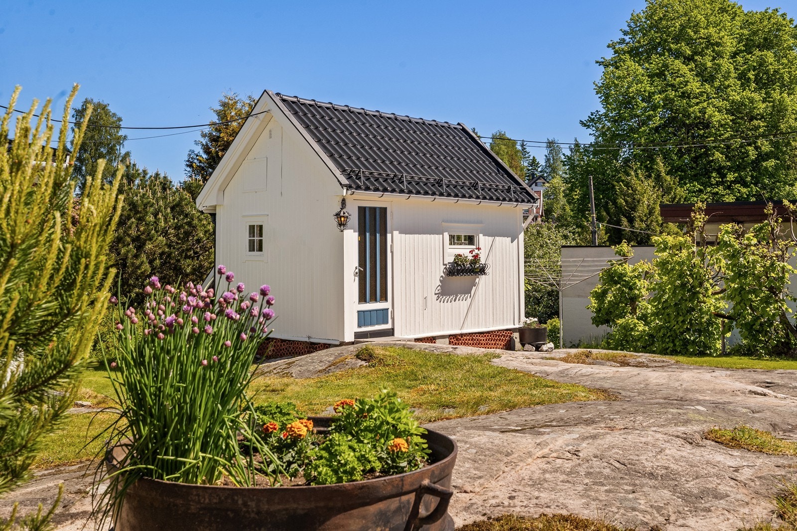 Det frittstående uthuset er delt i gang, bod og verksted, der verkstedet er isolert og har innlagt strøm. Galleribilde