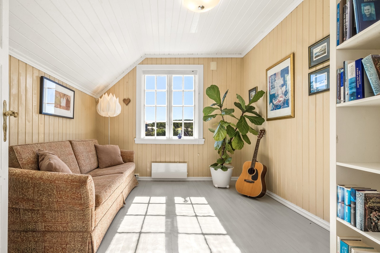 Soverom 3 er i dag innredet som en ekstra stue/gjesterom. Galleribilde