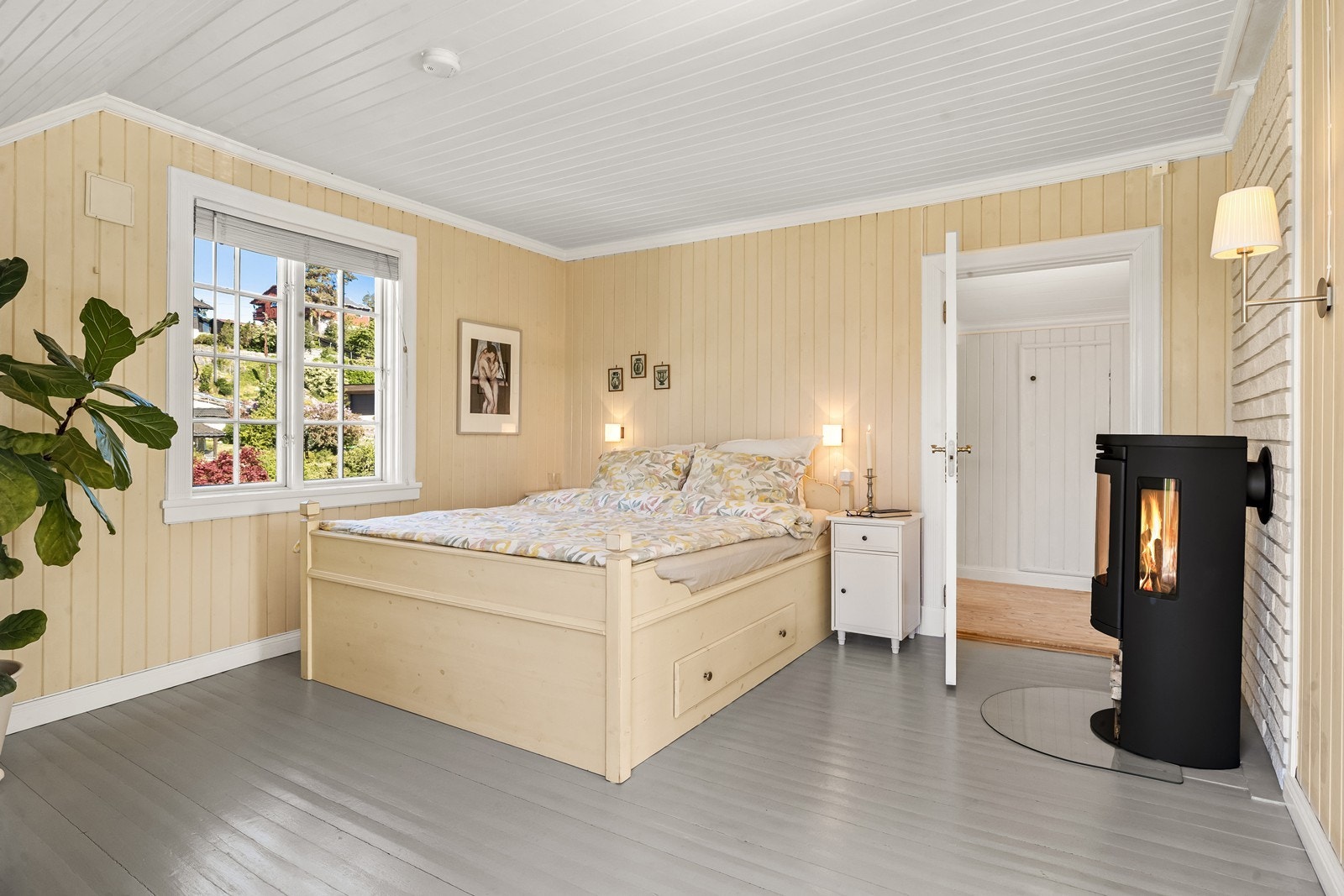 Samtlige soverom har god størrelse og malte overflater av tregulv og panel. Galleribilde