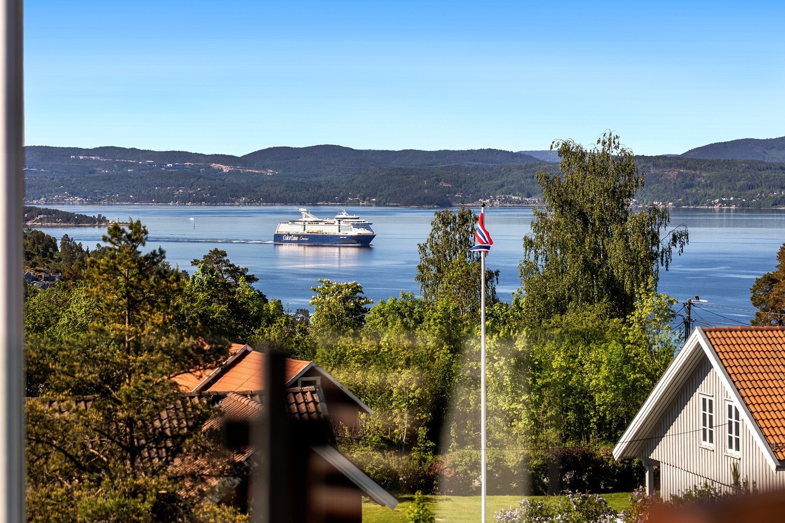 Beliggenheten gir flott fjordutsikt i fredelige og naturskjønne omgivelser. Galleribilde
