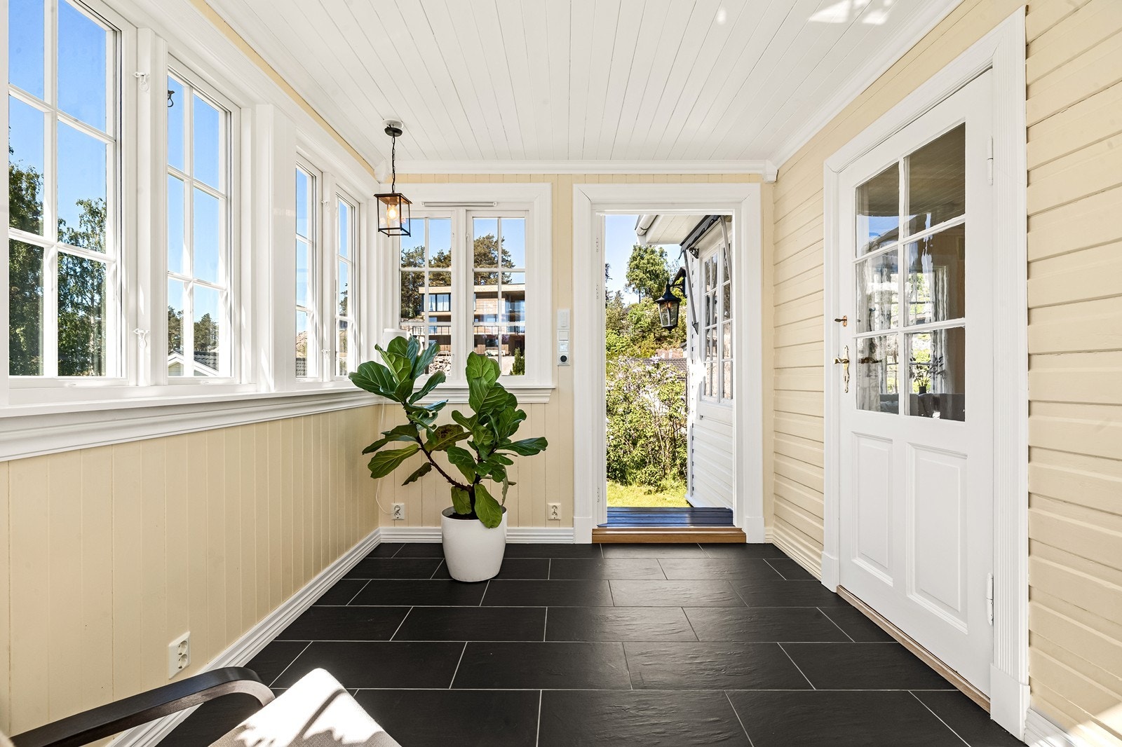 Vinterhagen har rikelig med vinduer som både slipper inn utsikten og gir utsyn mot hagen, samt terrassedør - alt fra 2019. Galleribilde