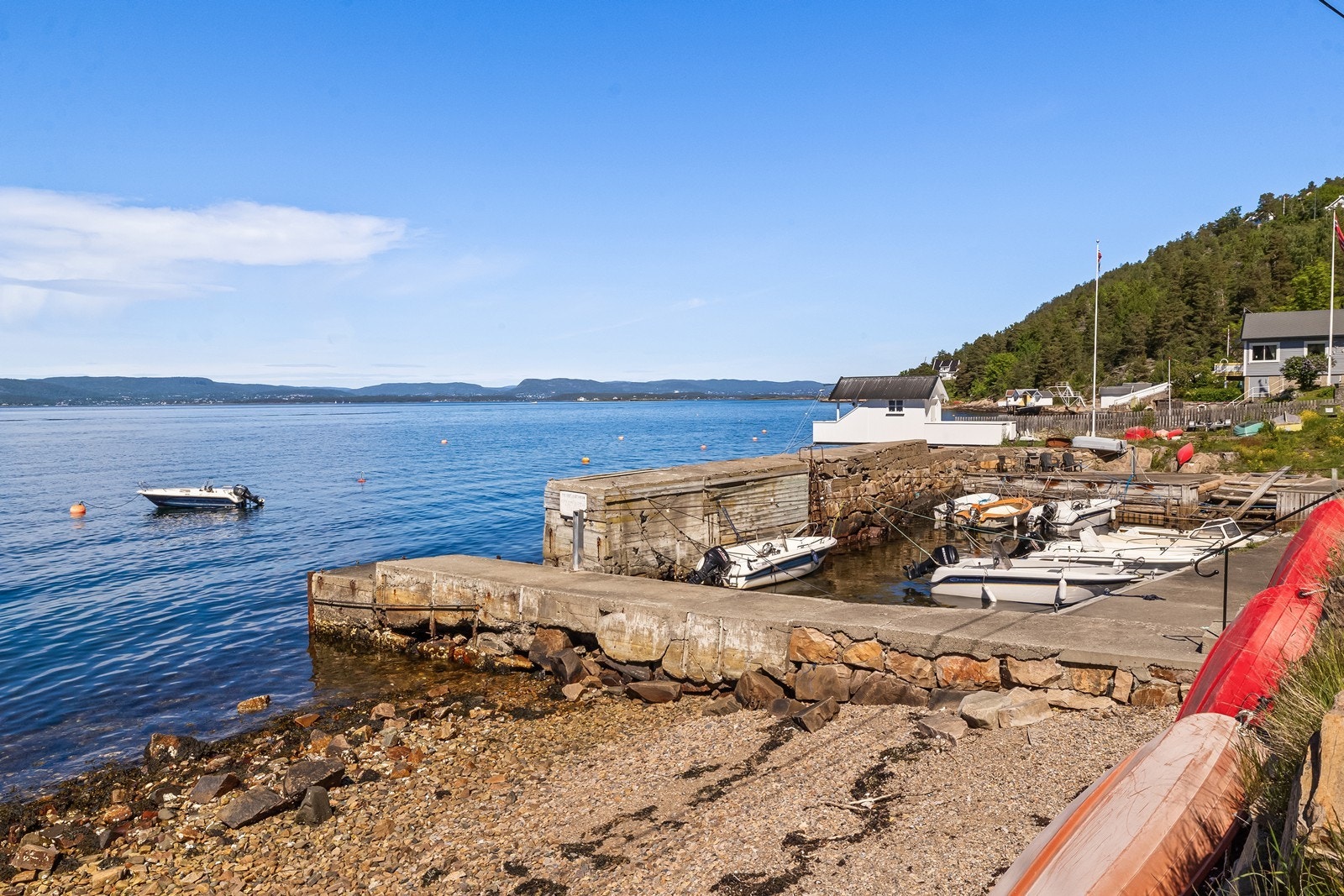 Det er kort vei til Fjellstrand brygge og båthavn, med muligheter for båtliv og bading. Galleribilde