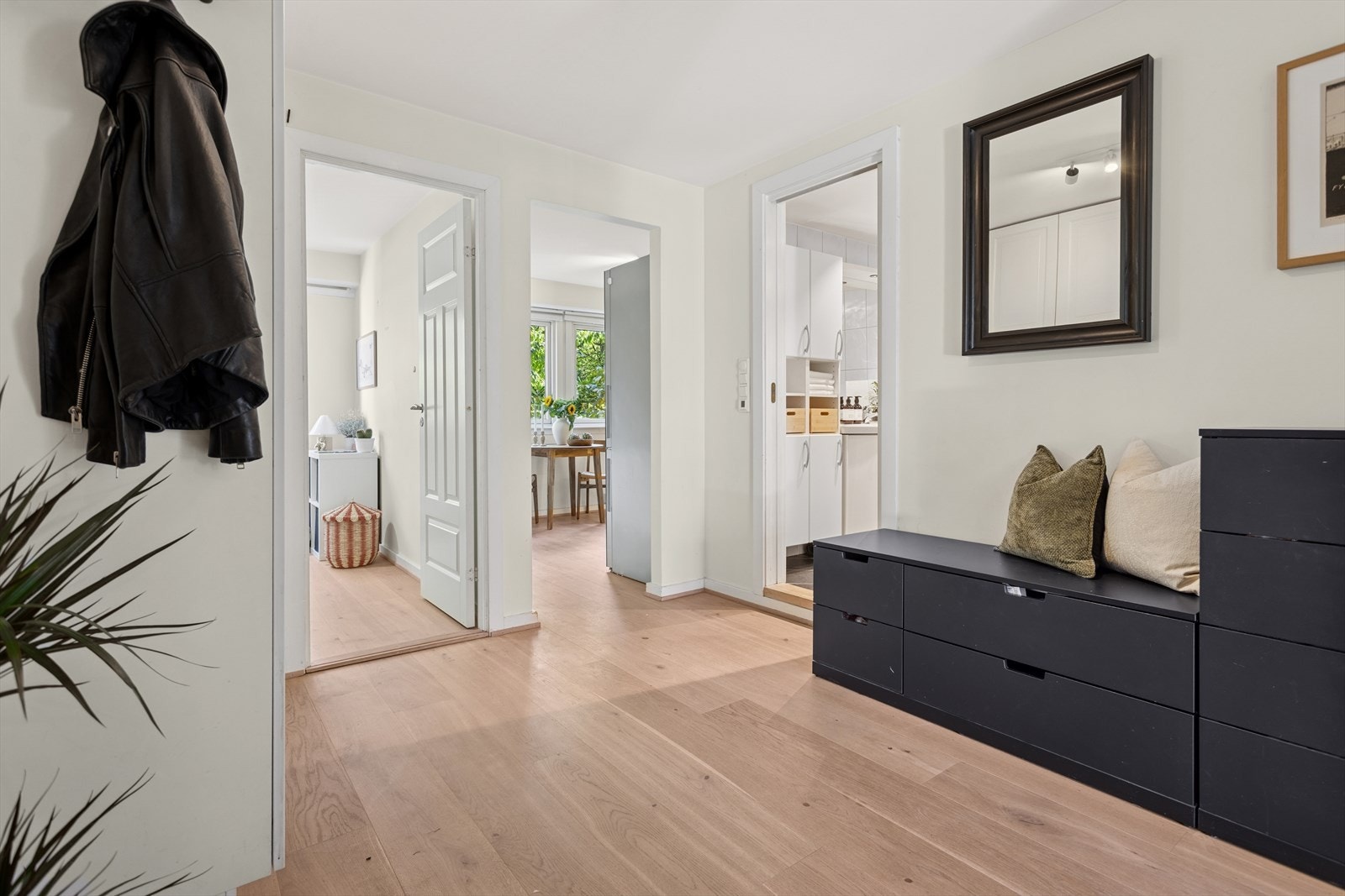 Det er godt tilrettelagt for skoskap og praktiske løsninger for oppheng av yttertøy, noe som gir en funksjonell og ryddig inngangssone. Galleribilde