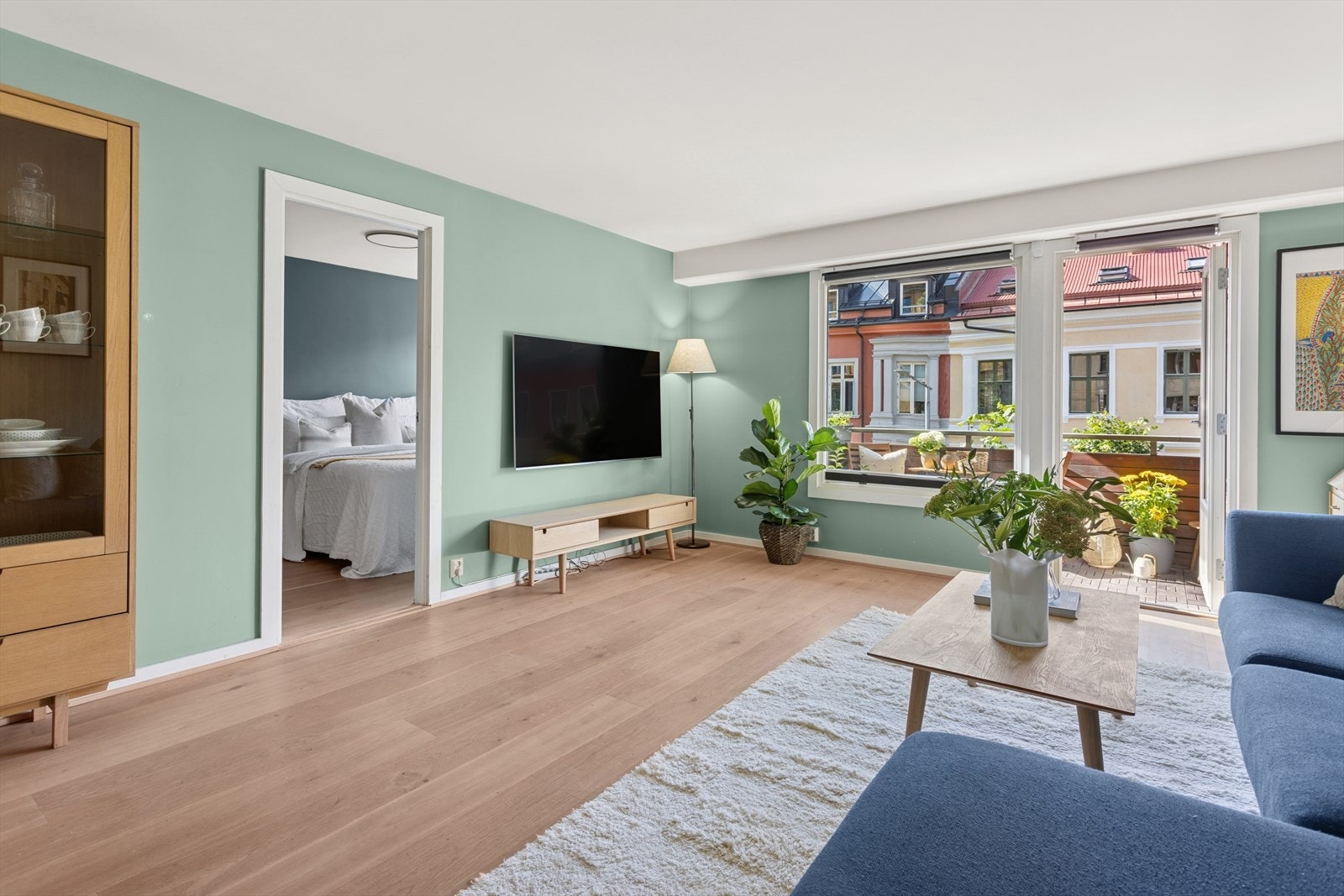 Stuen oppleves som lys og romslig, med store vindusflater som slipper inn rikelig med dagslys. Galleribilde