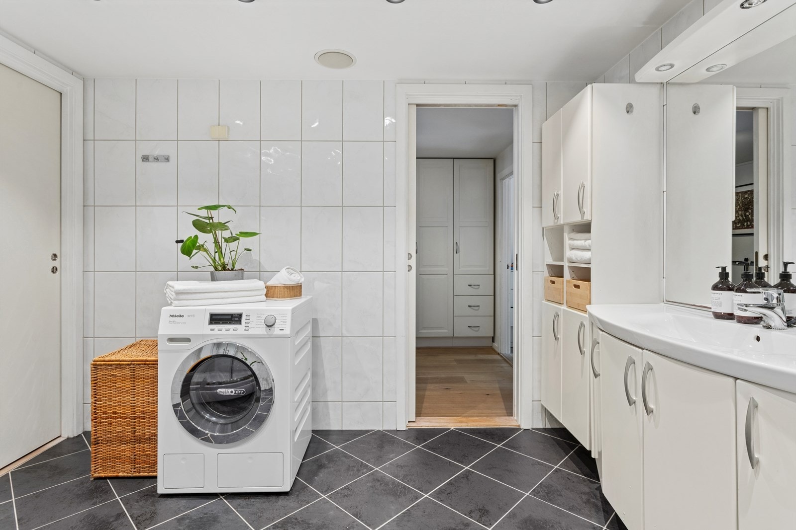 Det er adkomst til badet både fra entréen og hovedsoverommet. Galleribilde