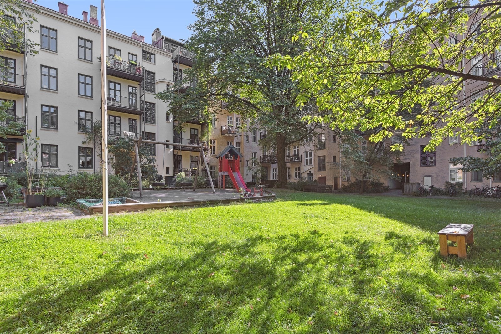 Stor og frodig felles bakgård. Galleribilde