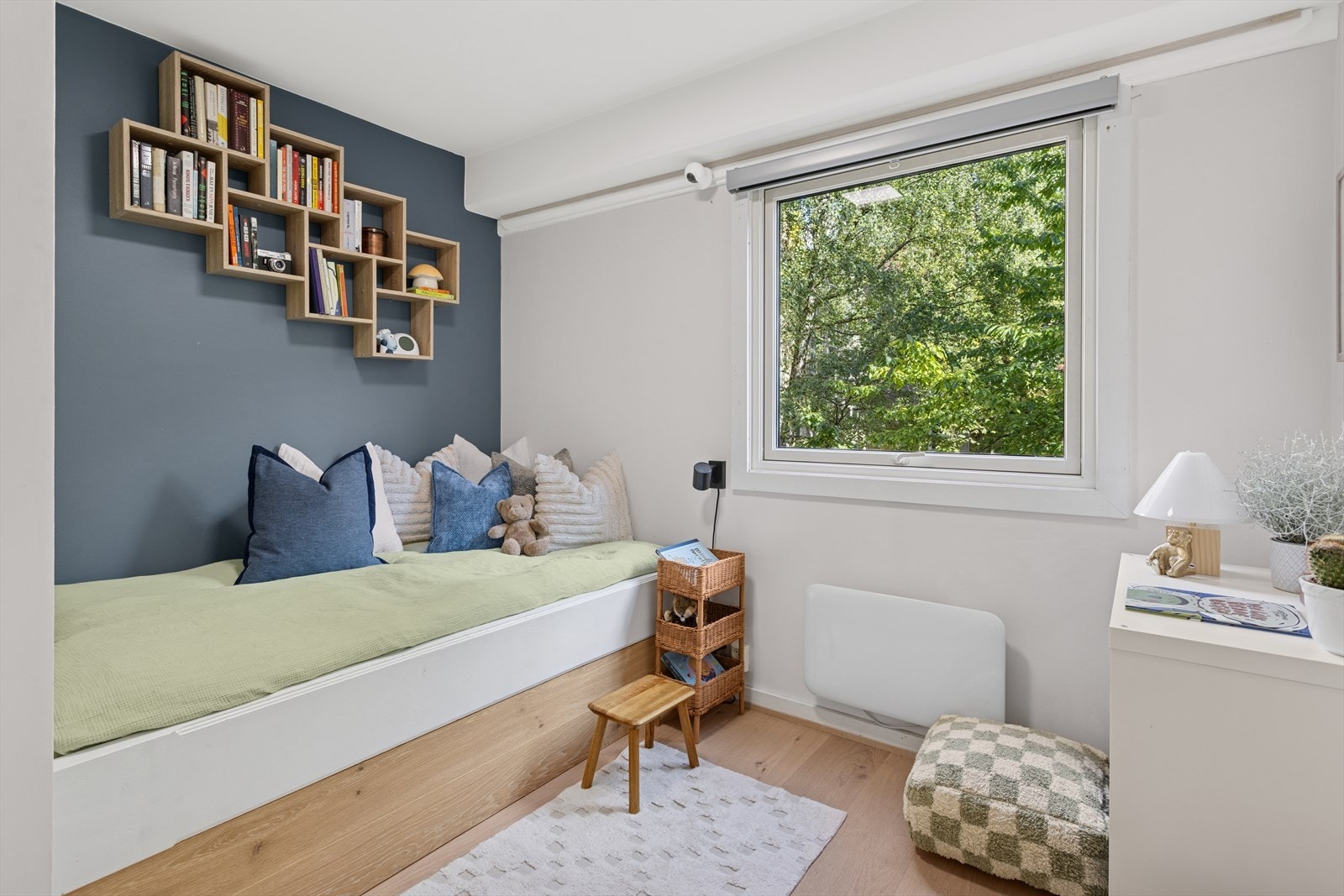 Soverom 2 vender mot den rolige bakgården. Galleribilde