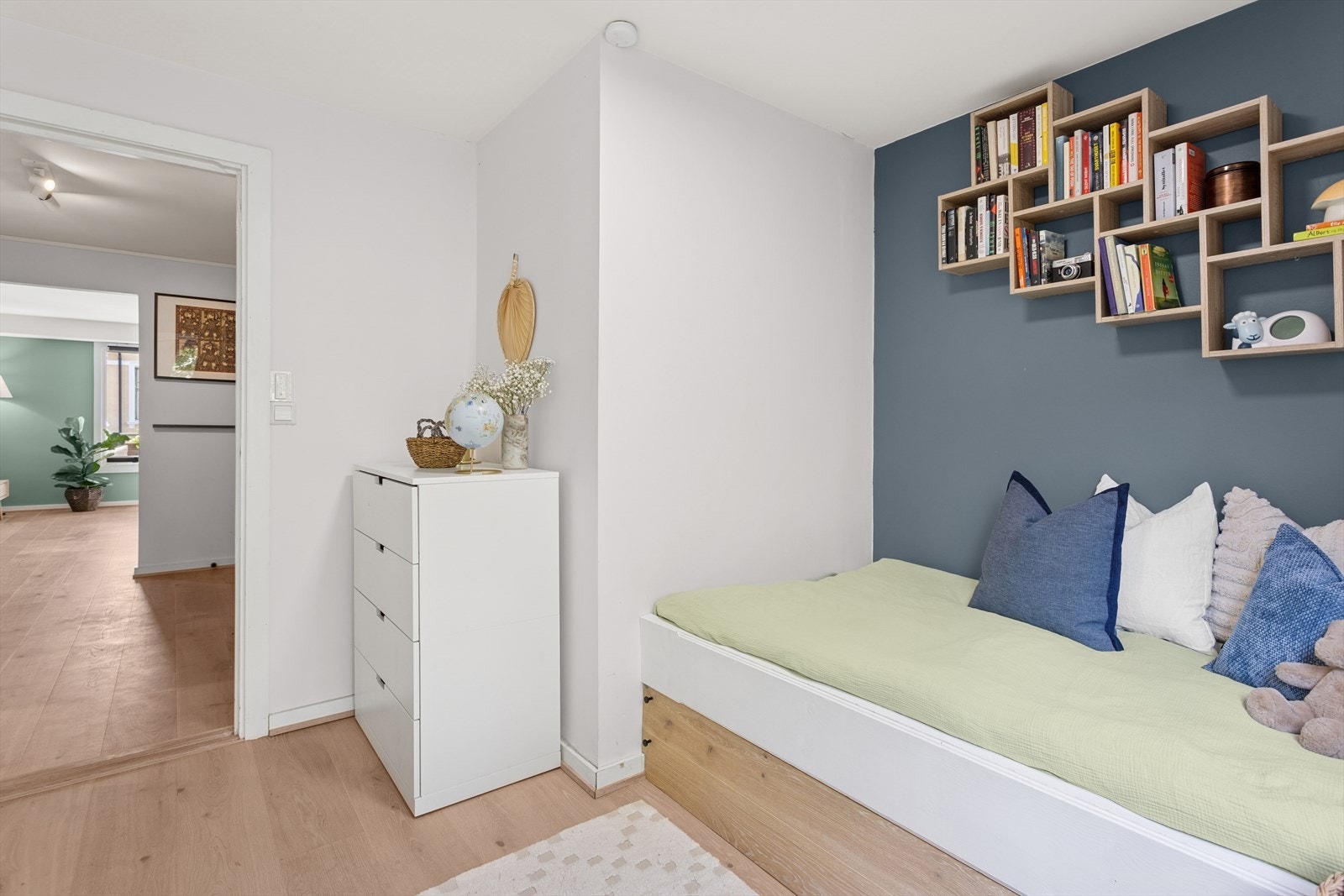 Rommet har plassbygget seng med praktisk oppbevaringsplass under. Galleribilde