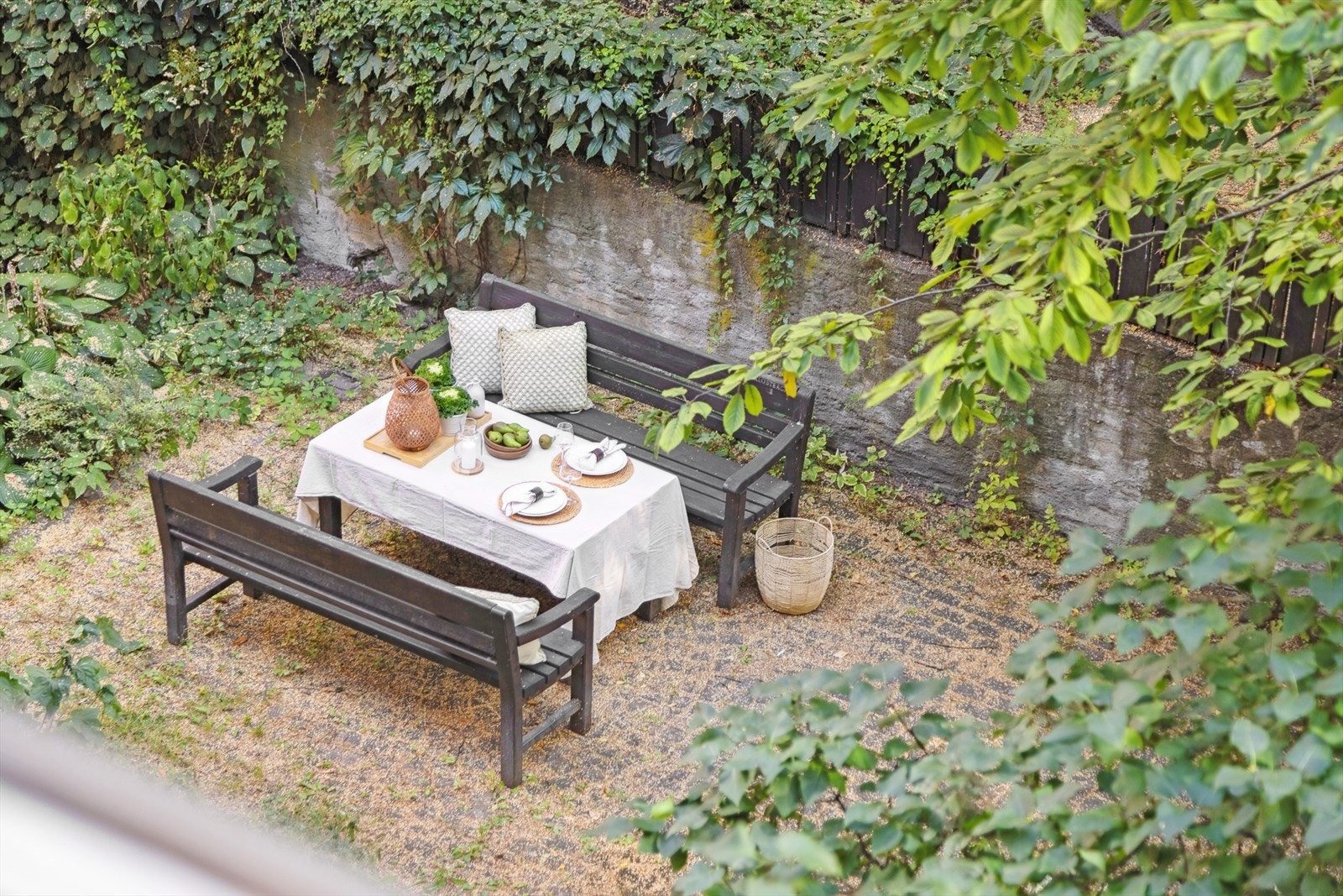 Koselig bakgård med sittegruppe. Galleribilde