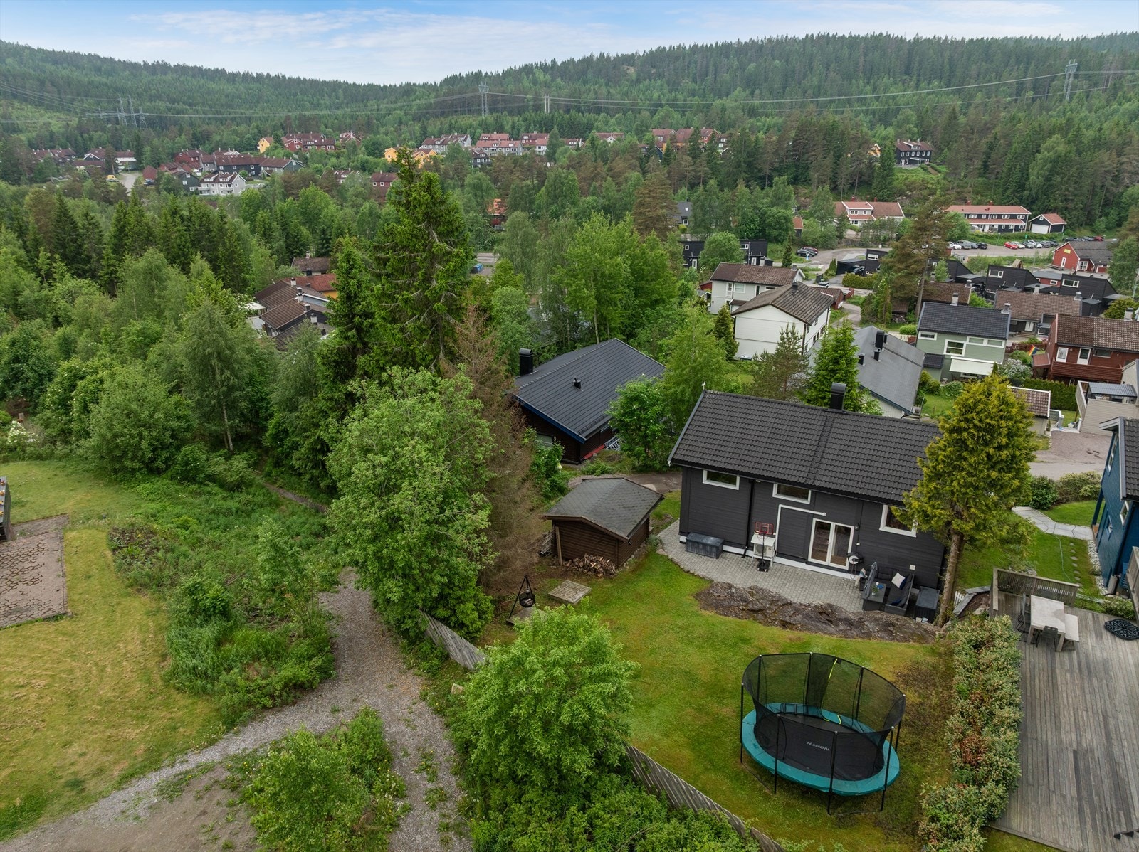 Det ble drenert og lagt ny grunnmurspapp fra midt på hus bak og hele sydvendte endevegg i 2010. Da ble også sydvendt endevegg etterisolert innvendig med ca. 10 cm. Taket ble lagt om med ny betongtakstein i 2015 Galleribilde