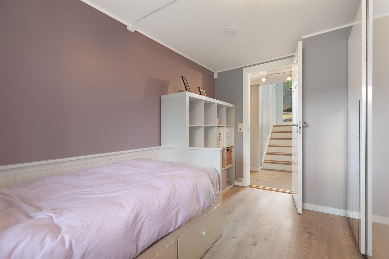 Begge barnerommene ble pusset opp i 2019. Det ble da lagt nytt gulv med varmefolie Galleribilde