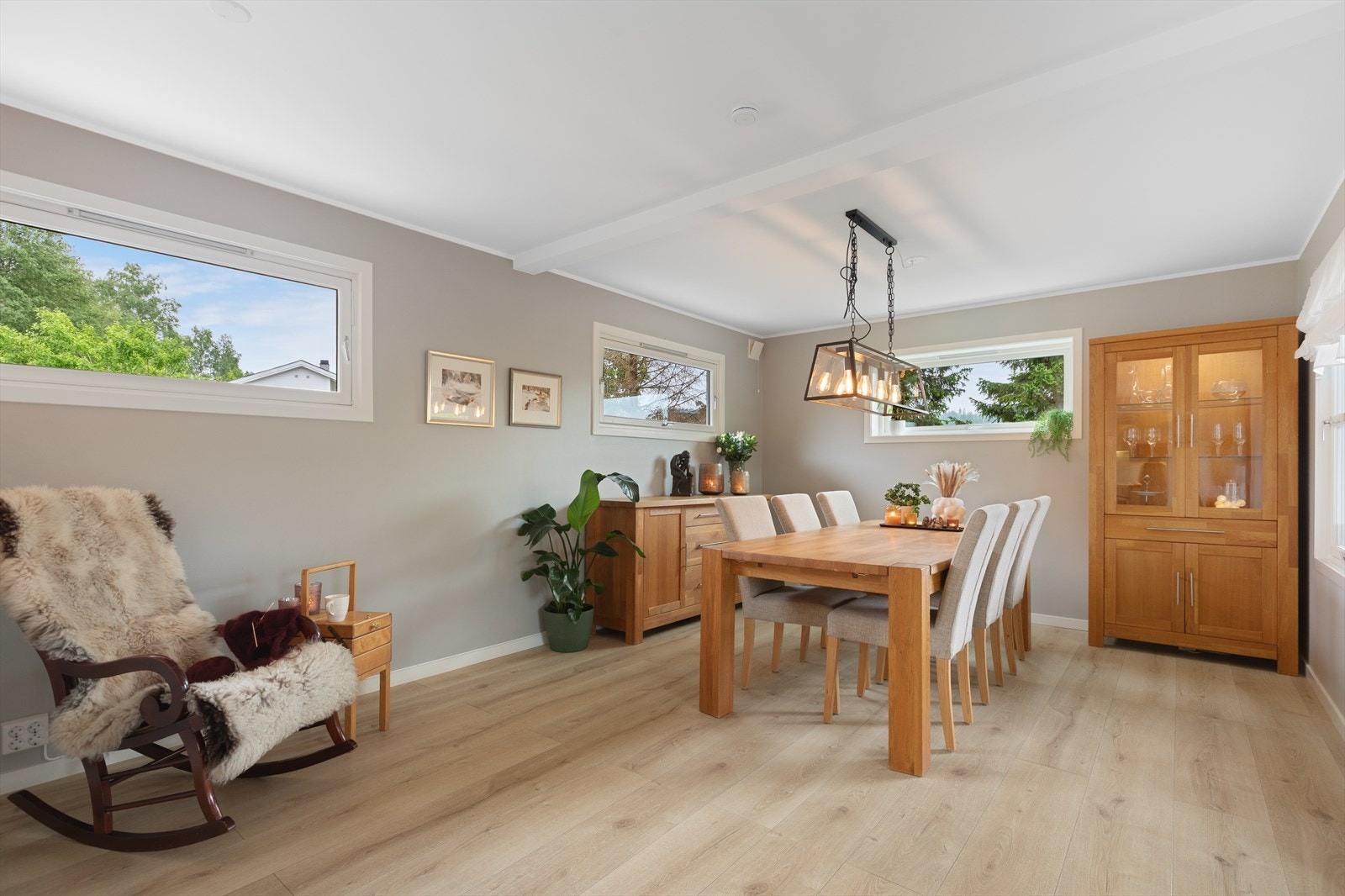 Spisestuen har god plass til langbord for hyggelige sammenkomster Galleribilde