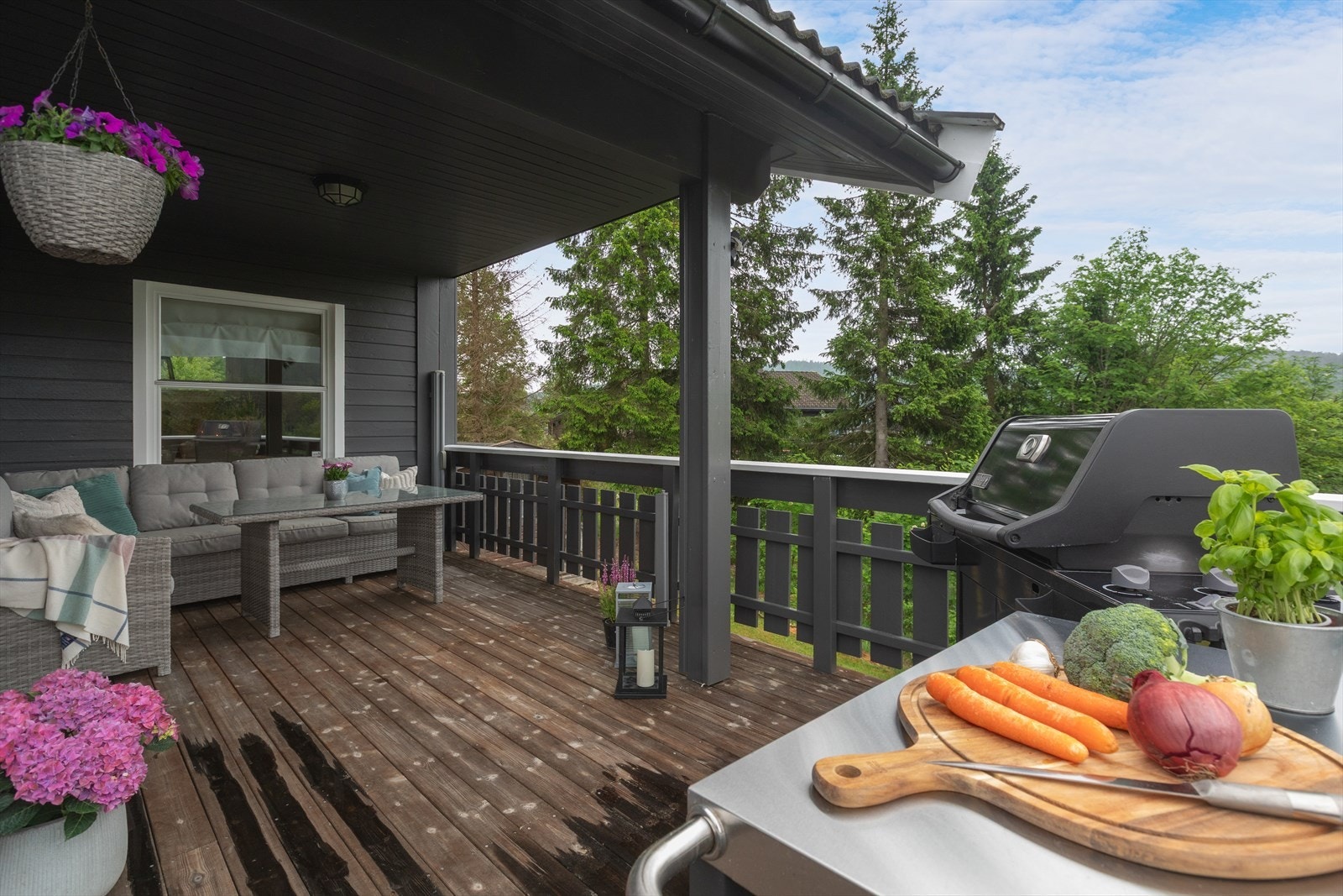 Her er det god plass for grilling og sosiale lag og nyte solen utover kvelden Galleribilde