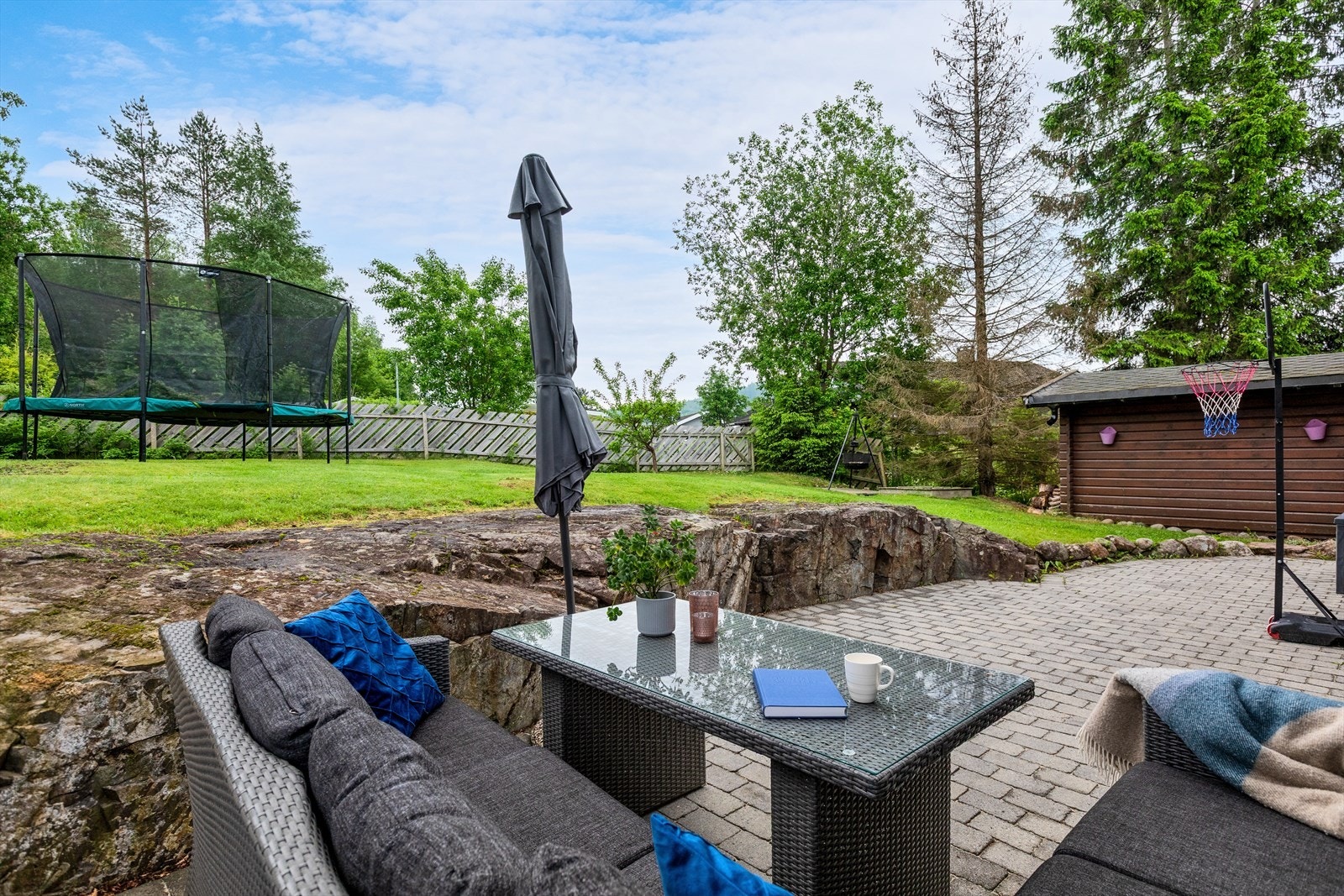 I 2014 ble det lagt belegningsstein både her og foran huset. Samtidig ble hagen planert Galleribilde