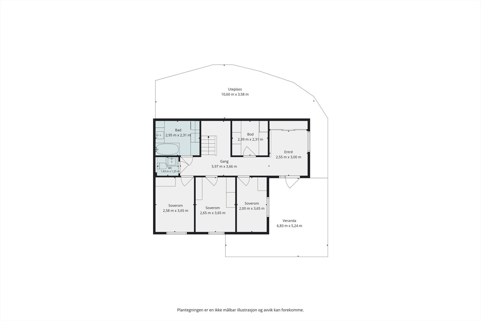 Første etasje inneholder romslig entré/hall, gang, tre soverom, bad, toalettrom og en praktisk bod Galleribilde