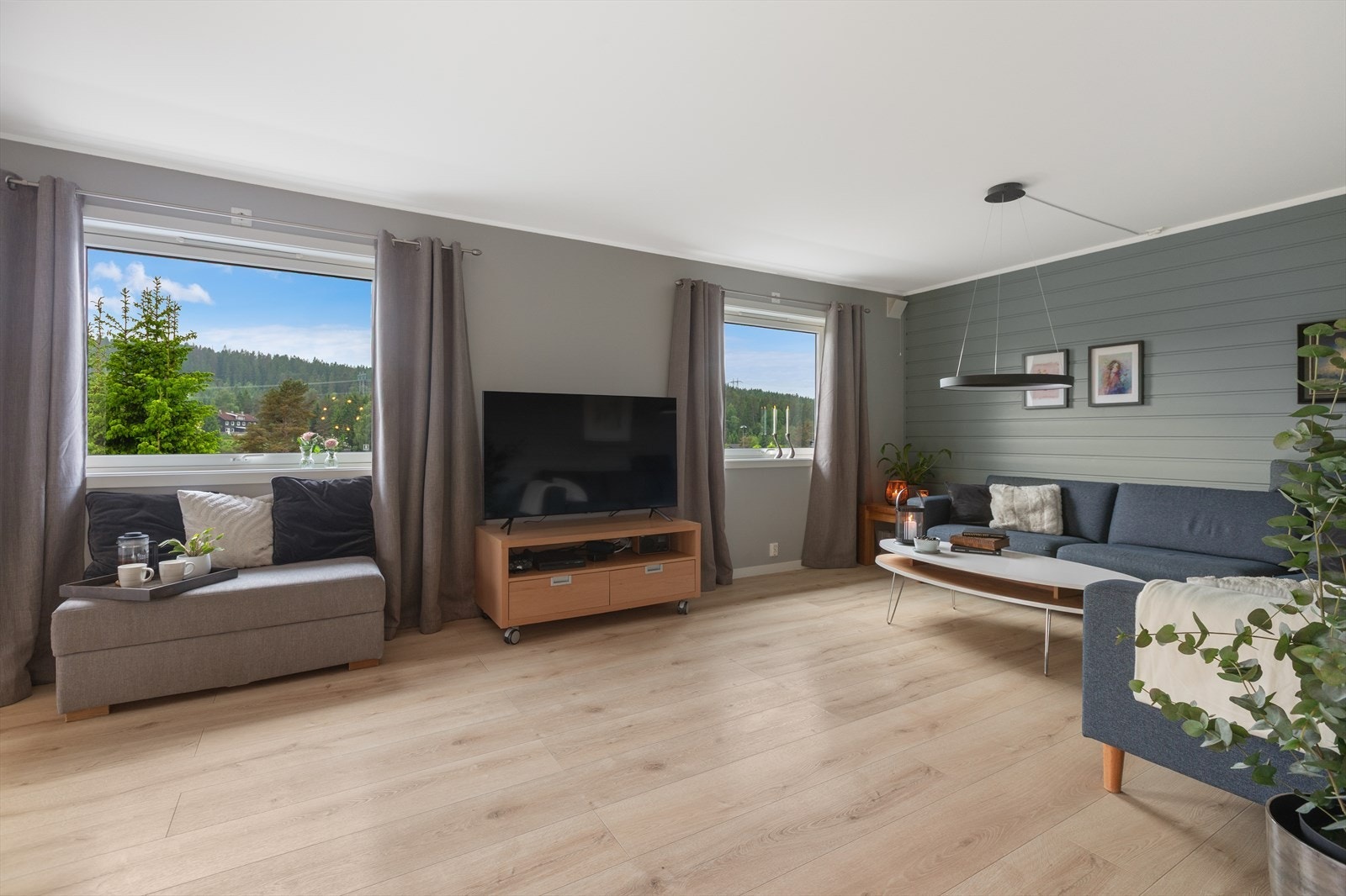 Store vindusflater slipper inn rikelig med dagslys. Fire vinduer mot vest er utstyrt med utvendige elektriske screens (2019) Galleribilde