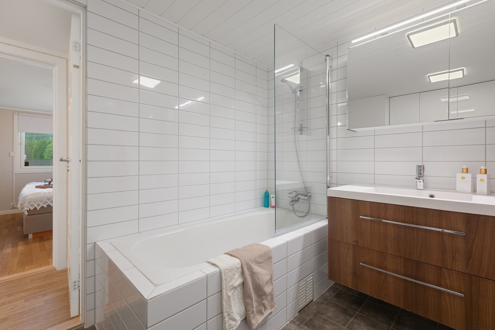 Badekar er en favoritt for både store og små. For barna er det et sted for lek, latter og plasking, mens de voksne får en etterlengtet pause med avslapning og ro Galleribilde