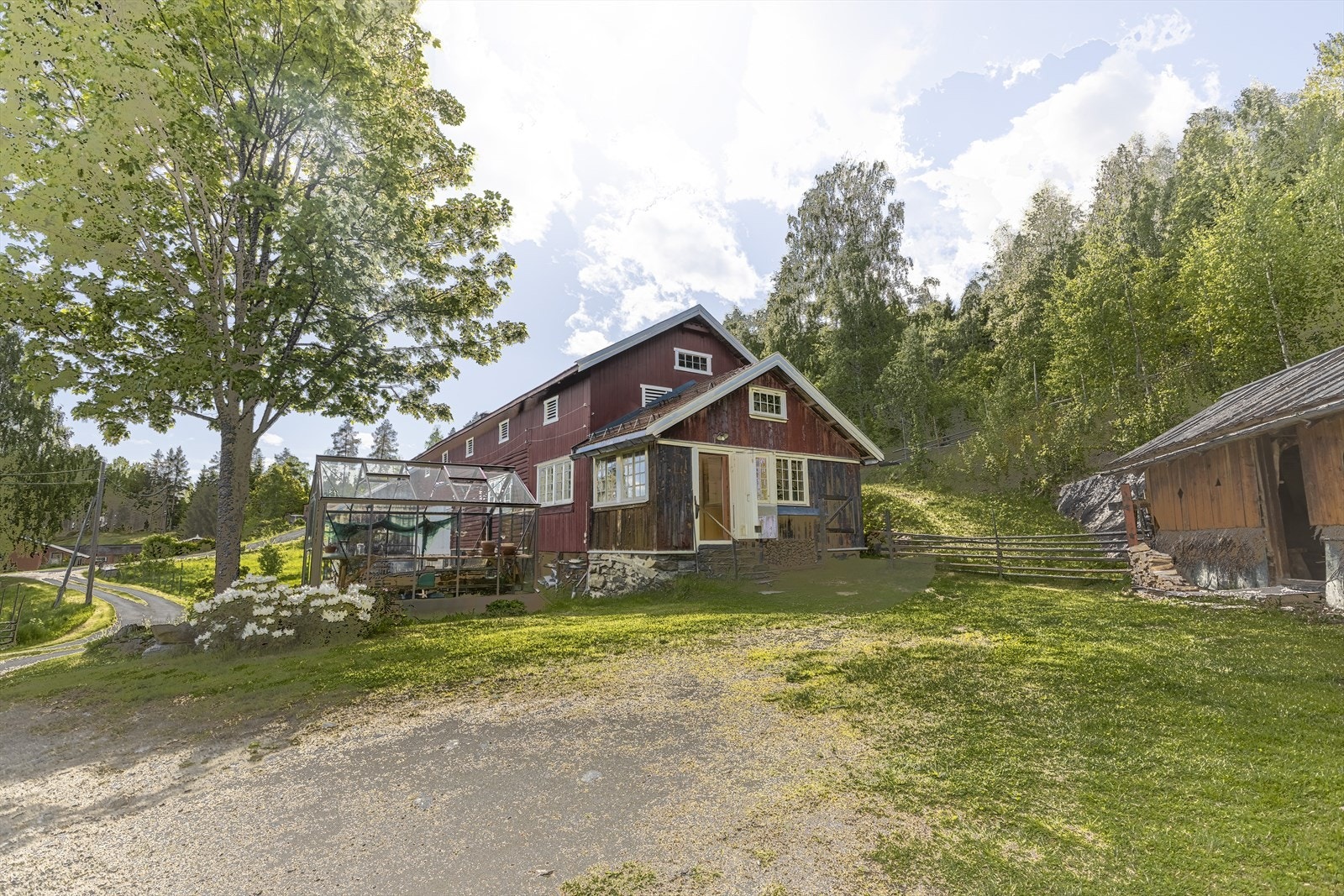 Drømmer du om et sjarmerende småbruk eller å bo i landlige og naturskjønne omgivelser? Da er dette plassen for deg! Galleribilde