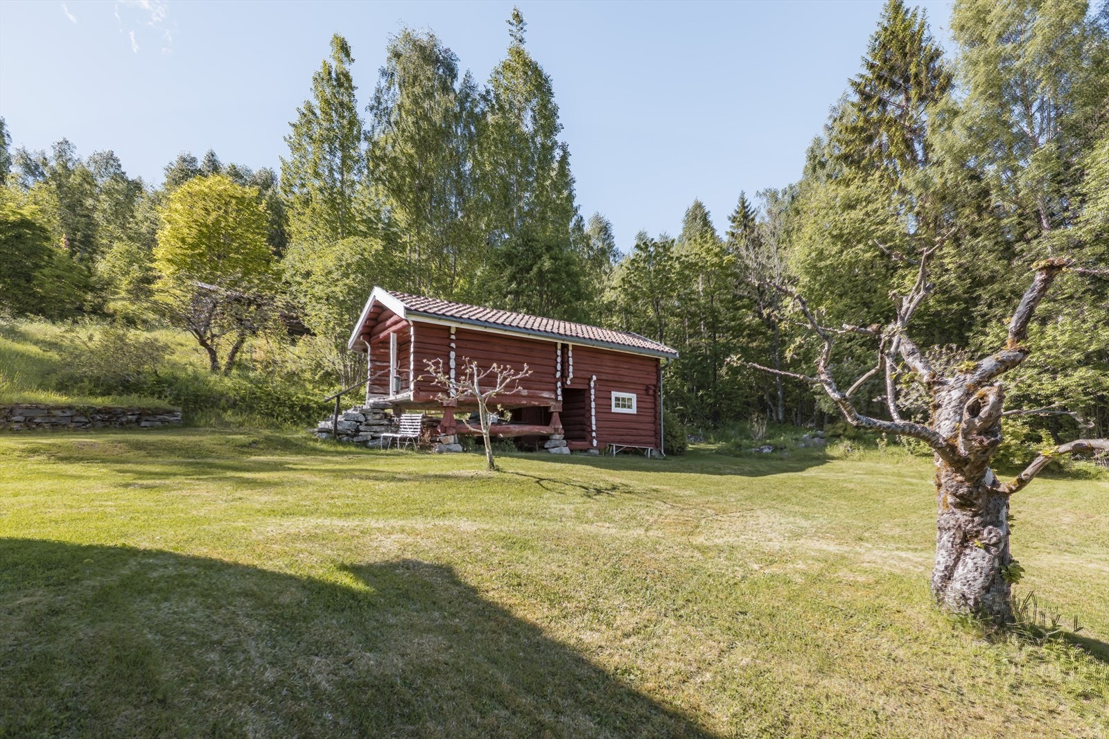 Historisk laftet stabbur og bur sto tidligere hver for seg, med samme plassering som i dag. Da de ble restaurert var den kreative løsningen å bygge de sammen slik at de nå fremstår som et hus, men samtidig ikke. Galleribilde