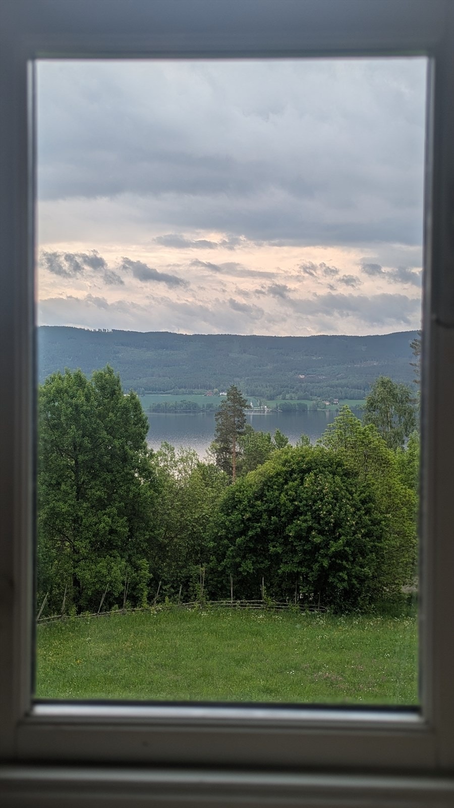 Morgenstemning; her våkner du til vakker utsikt over Randsfjorden! Galleribilde