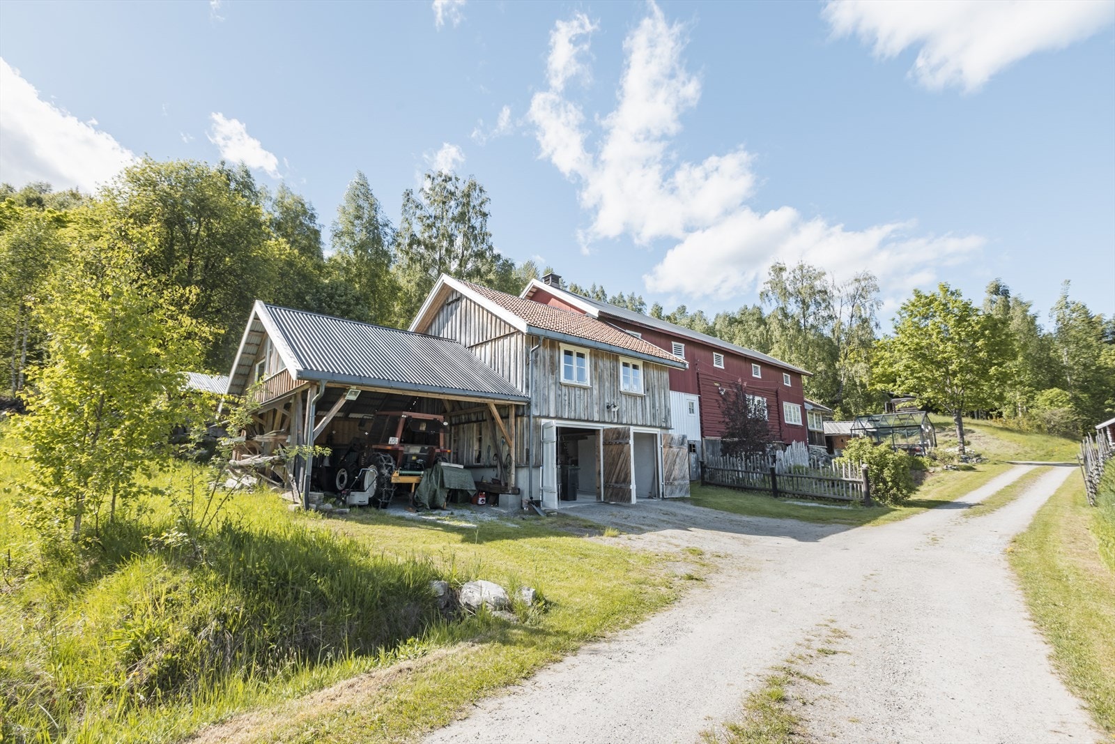 Opprinnelig en av de mange røde låvene vi kjenner fra kulturlandskapet. Stilfult tilbygd i nyere tid. Galleribilde