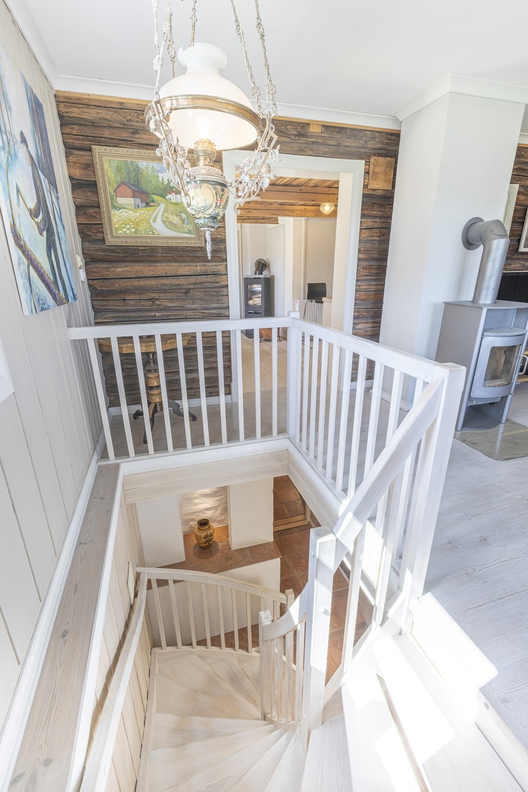 Fra stuen er det en elegant trapp ned i underetasjen. Galleribilde