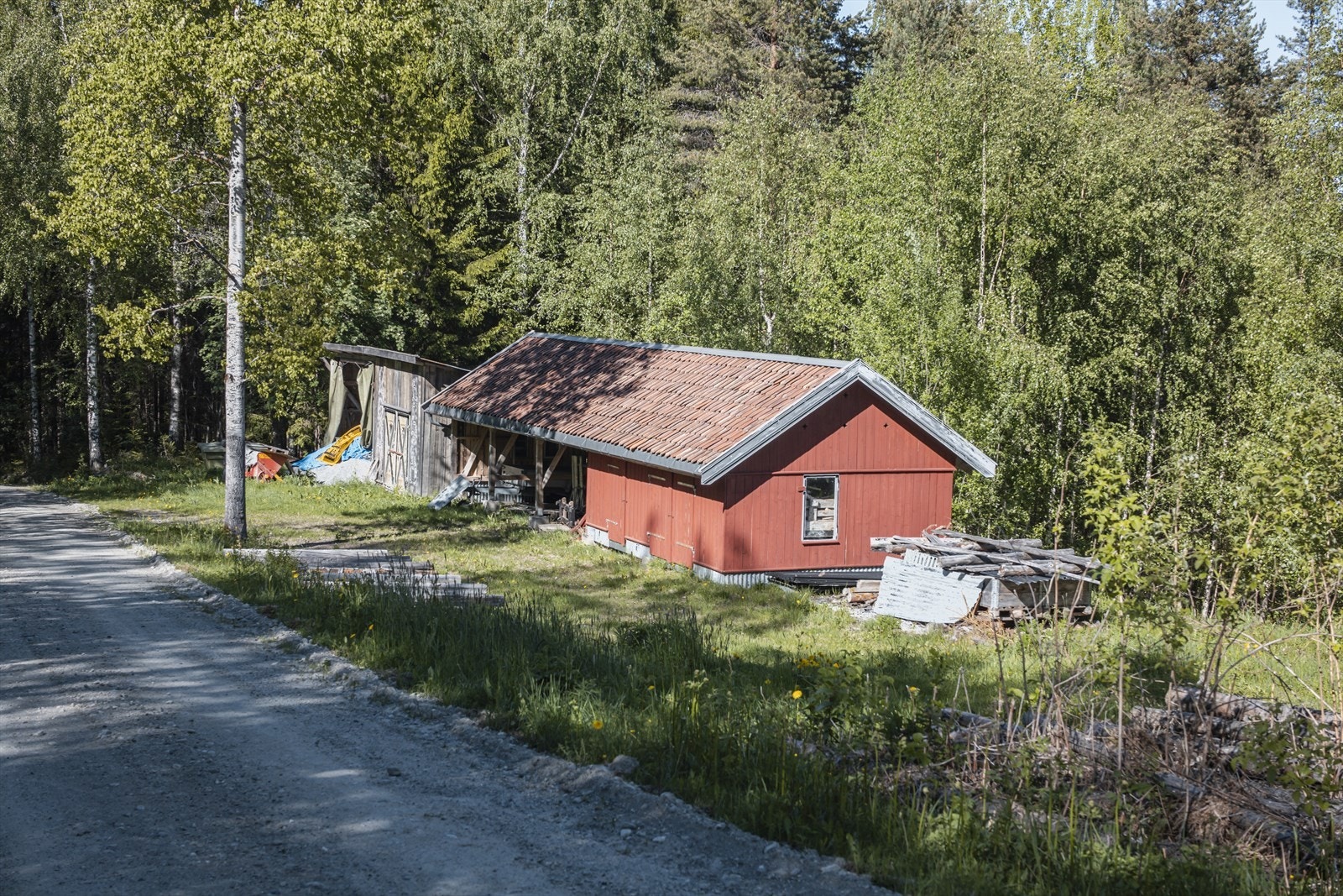 Uthus nede i veien. Galleribilde