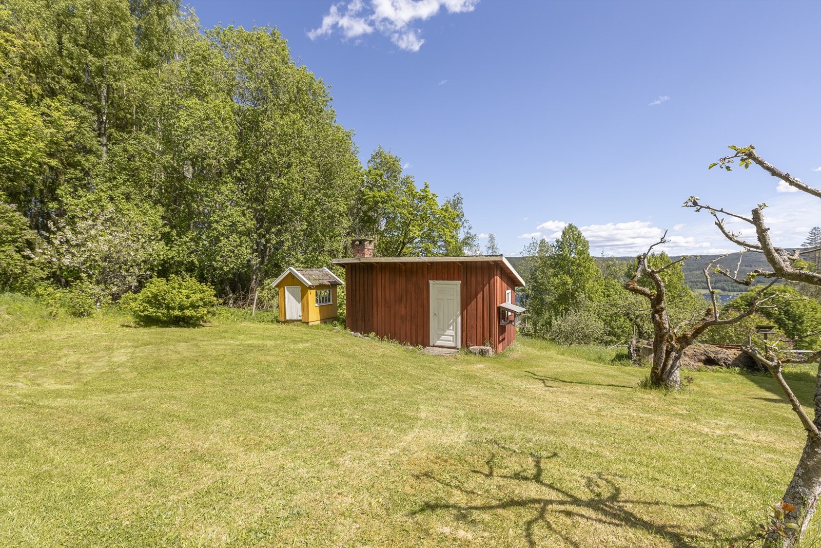 Bryggerhus og gammel dukkestue. Bryggerhuset er innredet slik at det kan brukes som det opprinnelig er tiltenkt. Galleribilde