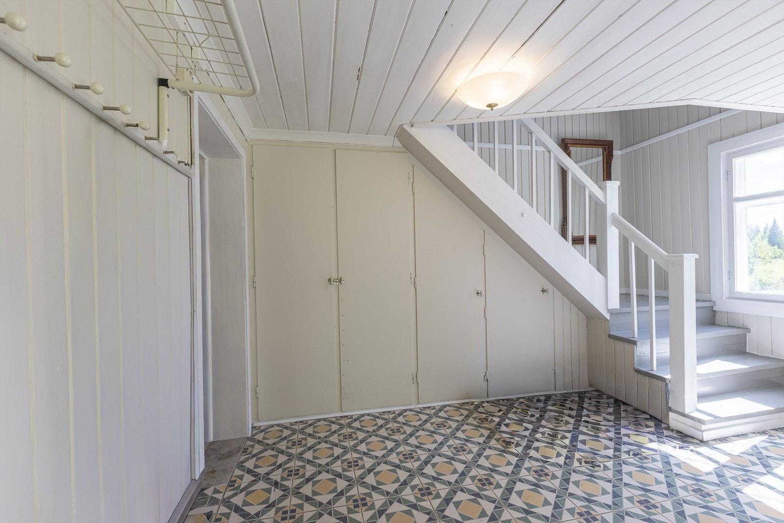 Stilig gang og trapp opp til 2. etasje. Galleribilde