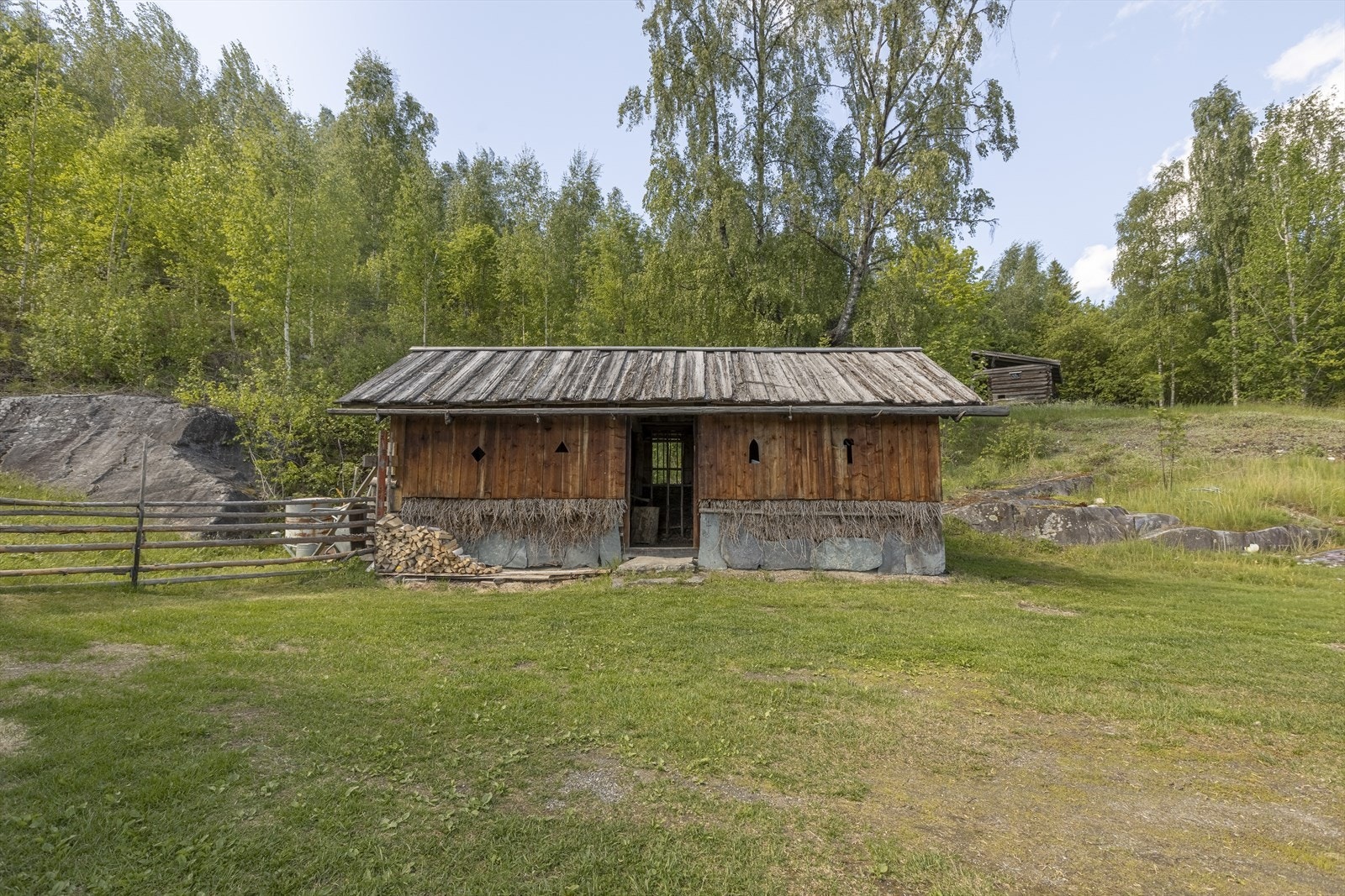 Dette uthuset/skjulet er nytt, men bygd med mange gamle håndverksteknikker.
Det er bygd som et bindingsverkshus, med avstivninger av rotkne, kalt grindbyggkonstruksjon. Galleribilde